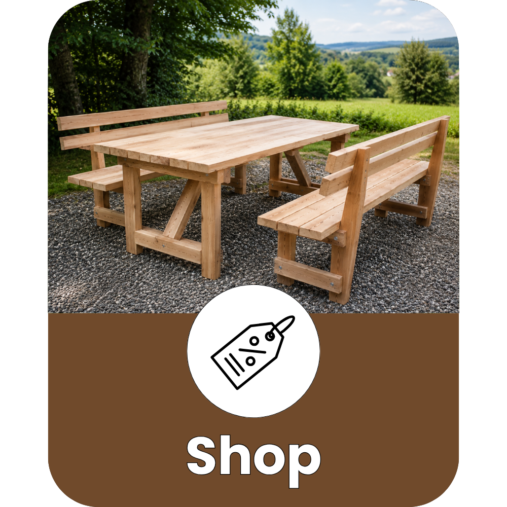 Holztisch mit zwei passenden Bänken, im Freien auf einem kiesbedeckten Bereich in einer grünen, ländlichen Umgebung, bei sonnigem Wetter.