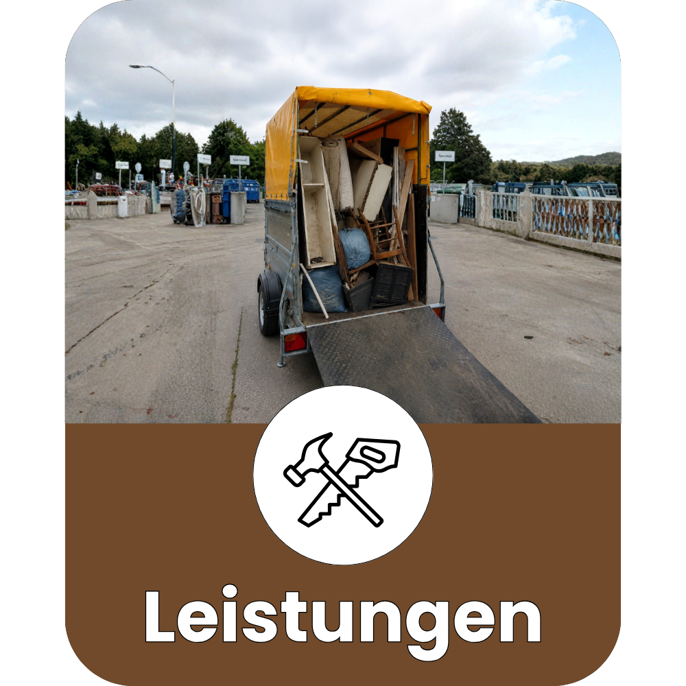 Ein Anhänger mit umgestellten Möbeln und Gegenständen auf einer Parkplätzen. Im Vordergrund befindet sich ein Symbol mit Hammer, Säge und Zollstock, darunter das Wort "Leistungen".