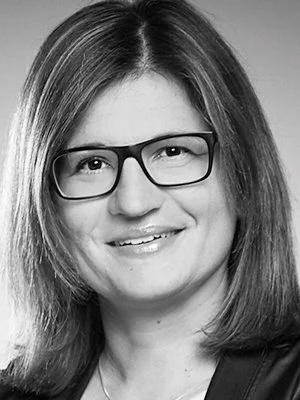 Ein Porträt einer Frau mit Brille in Schwarz-Weiß.