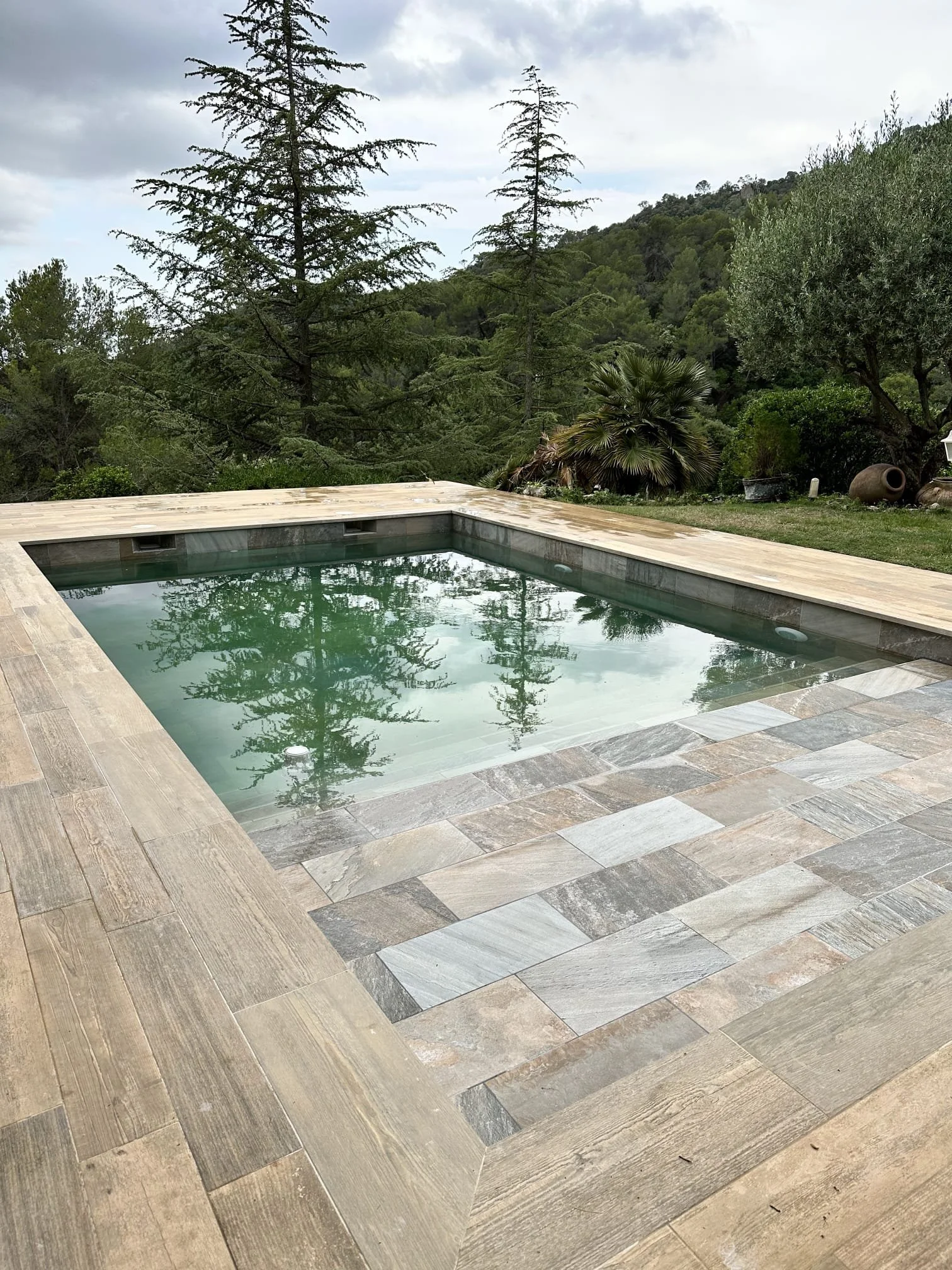 Construcción integral de viviendas y piscinas con acabados de alta calidad en España.
