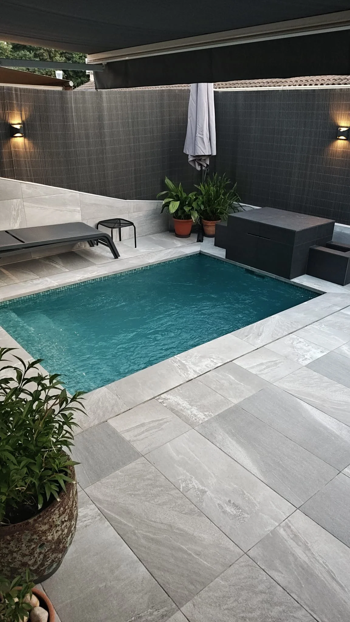 Piscina moderna realizada por empresa de construcción y mantenimiento en el Empordà.