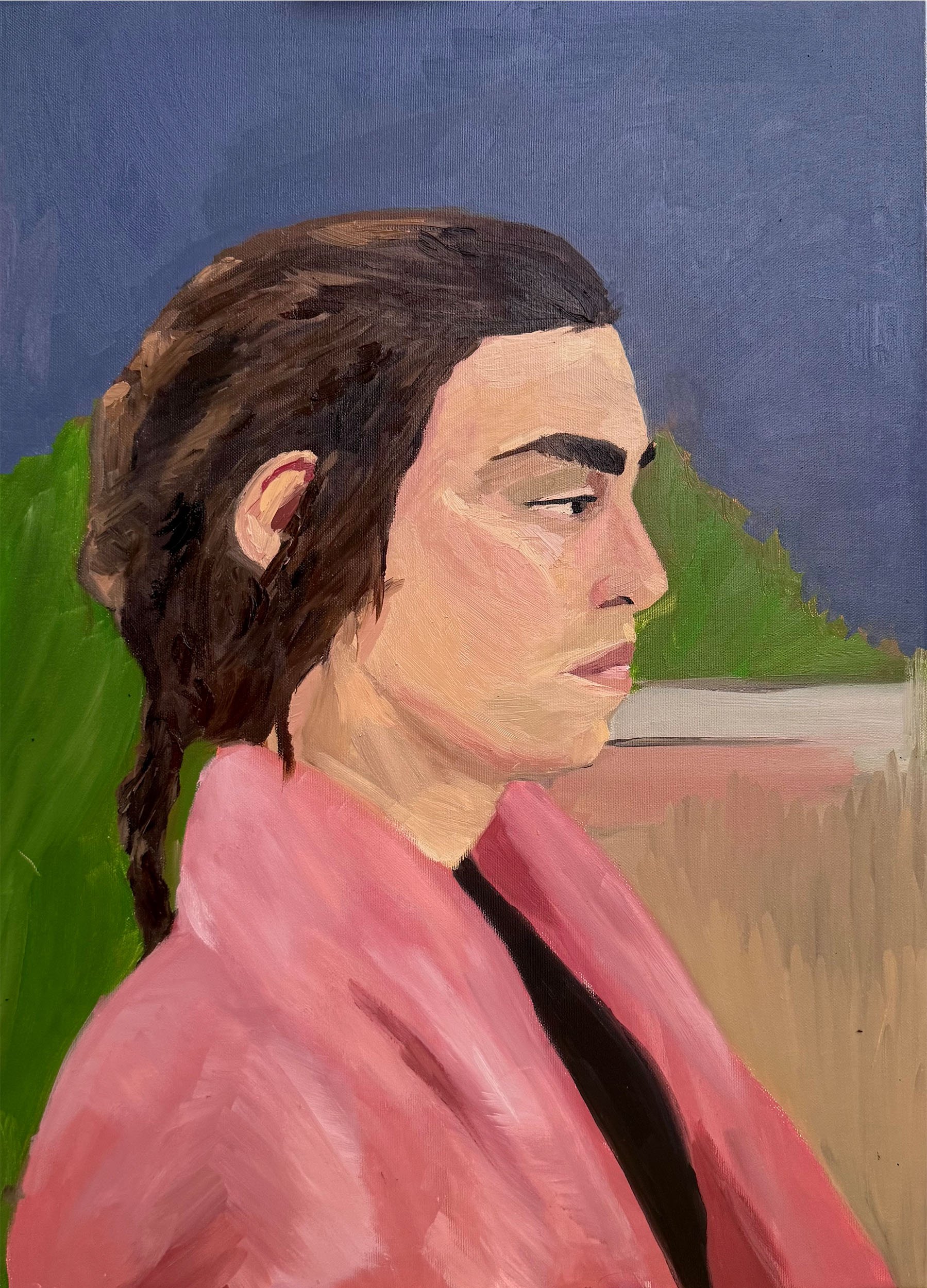 Portret kobiety o długich brązowych włosach i ciemnych brwiach, ubranej w różową koszulę, siedzącej na świeżym powietrzu na tle błękitnego nieba i zielonej roślinności.
