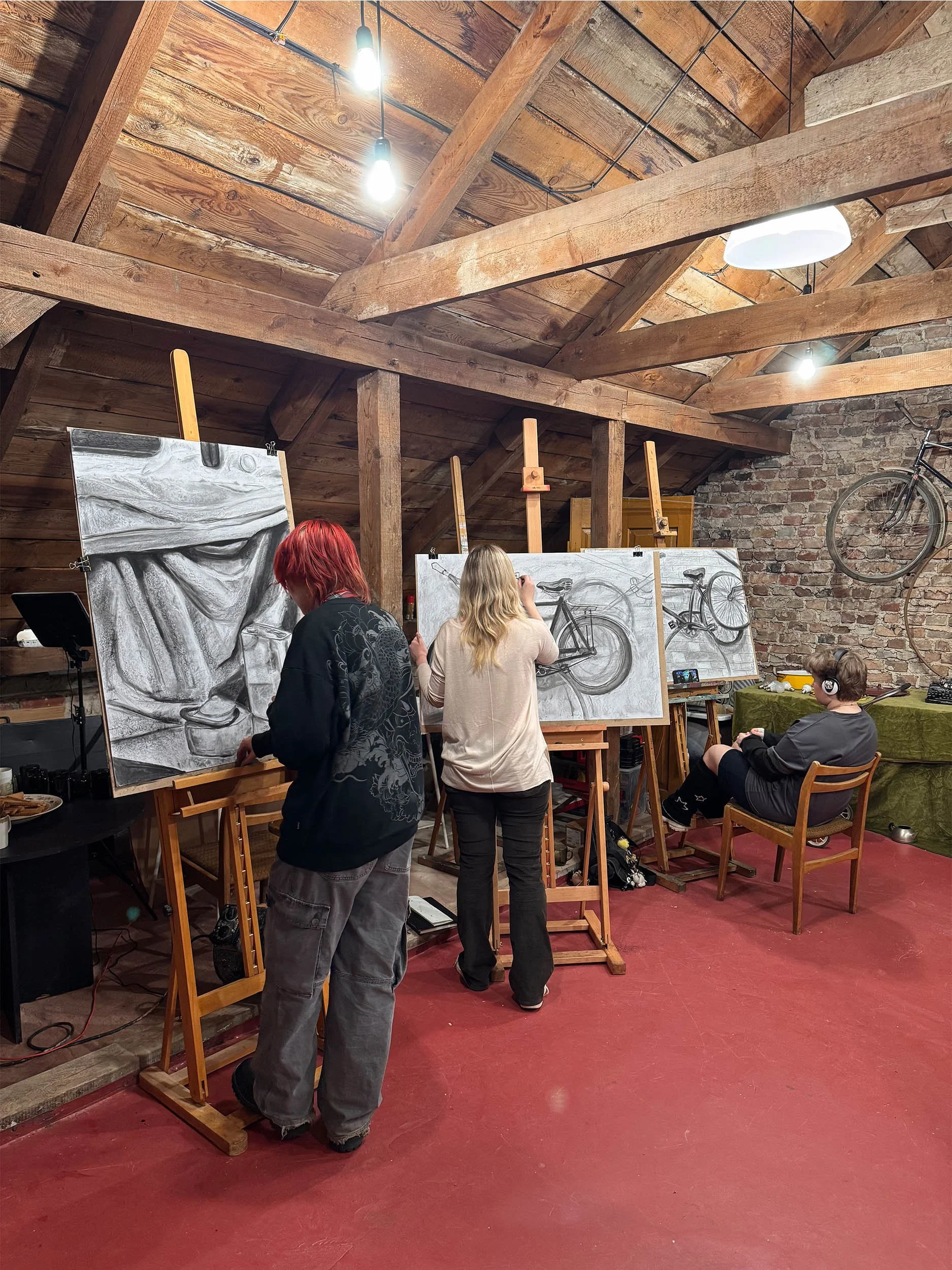 Kurs na ASP kursnci rysują martwą naturę format 100x70cm.