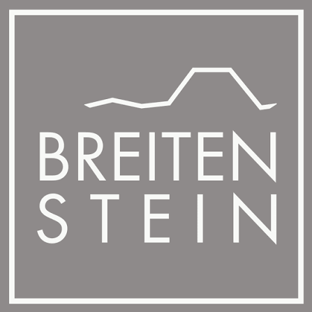 Logo mit stilisiertem Berg und Text 'Breiten Stein' auf grauem Hintergrund.