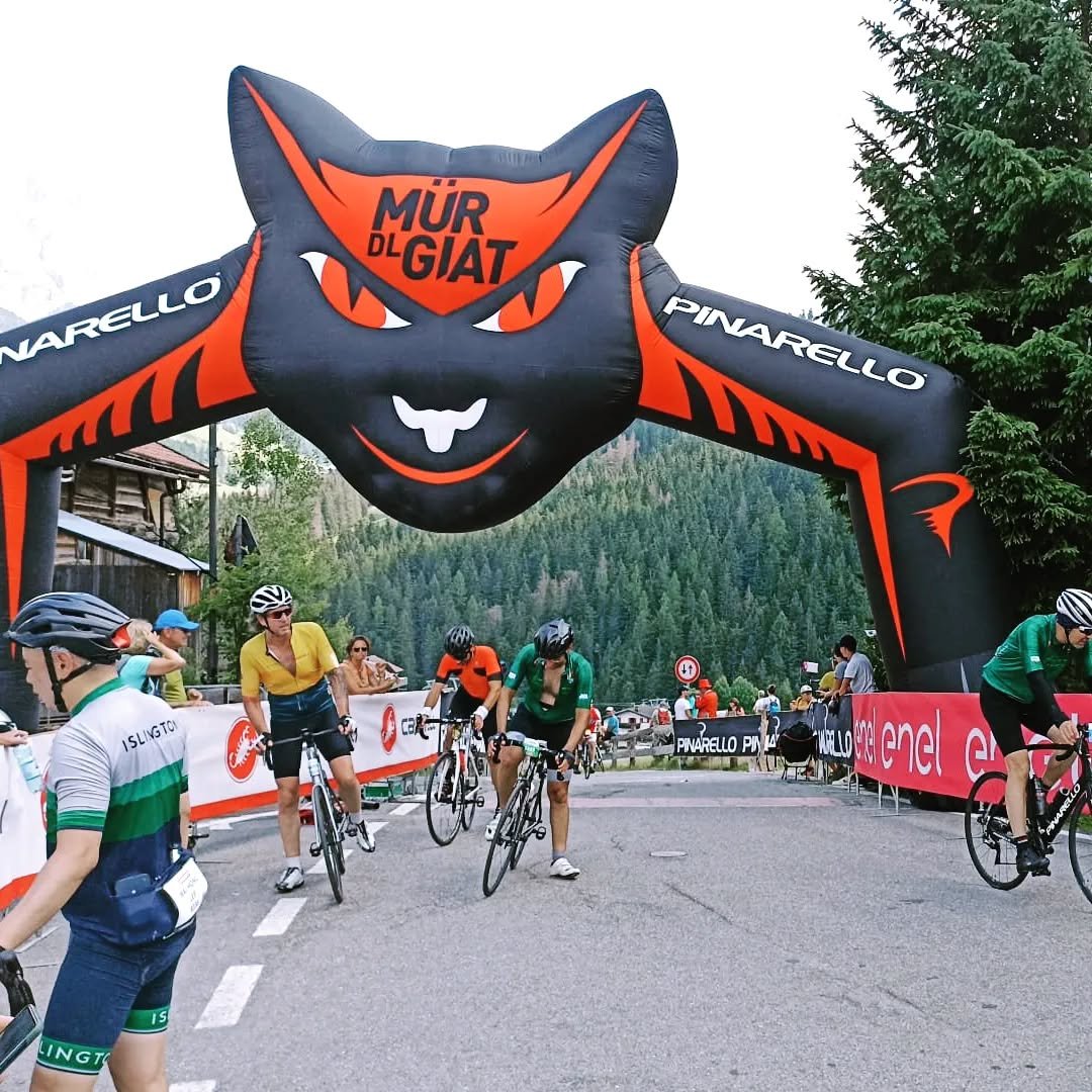 Come ogni anno ho il mio posto fisso sul Mur del Giat (muro del gatto), una rampa di qualche centinaio di metri ma con pendenze al 20% e da qui  passano tutti i ciclisti esausti dopo km e km, chi a piedi, chi ancora con l&rsquo;ultimo briciolo di ene