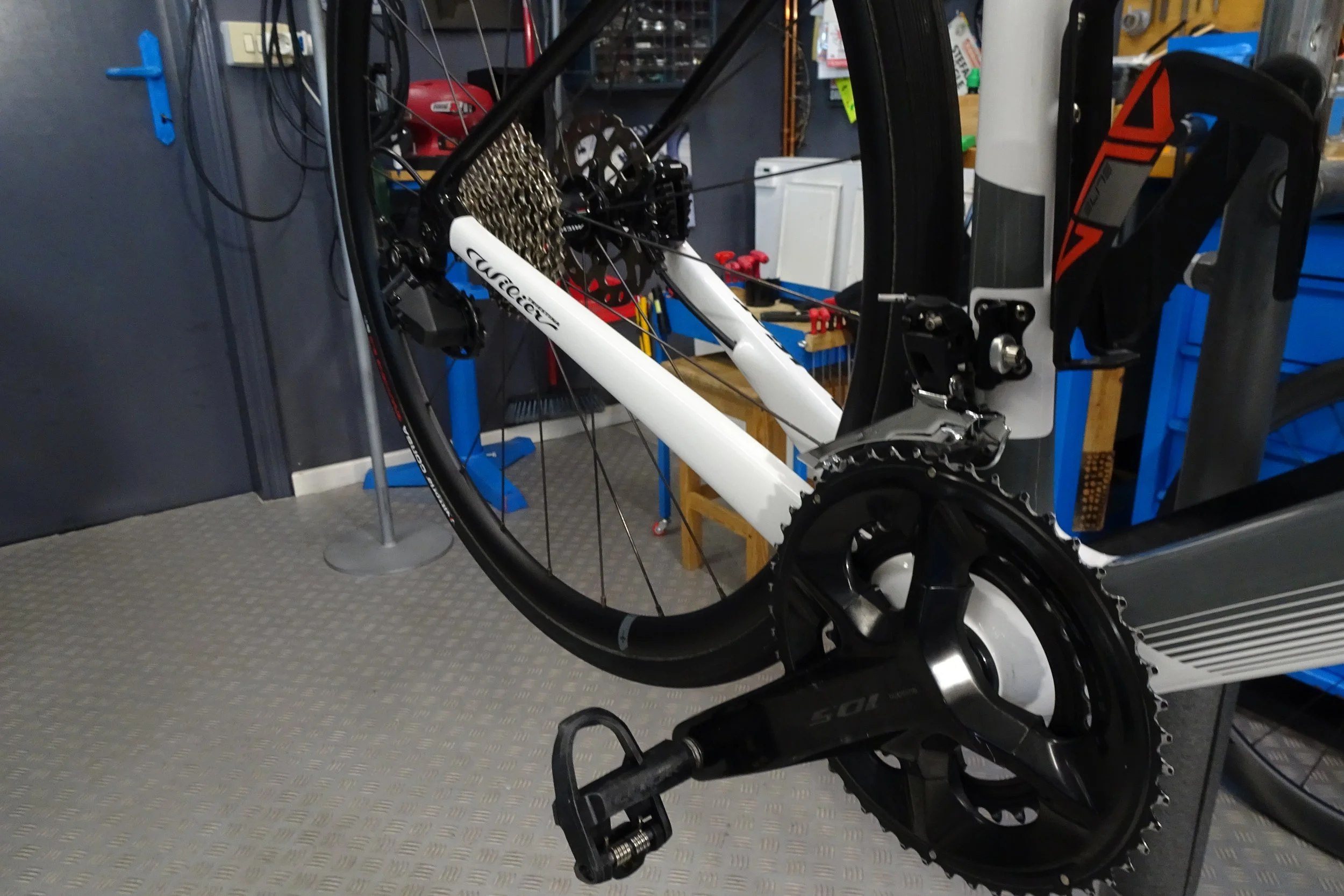Bici da corsa smontata in un garage.