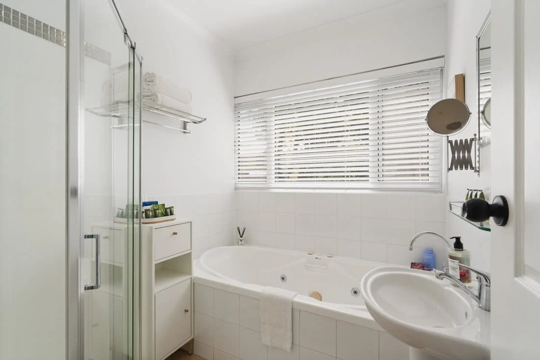 the wallcliffe room - bathroom