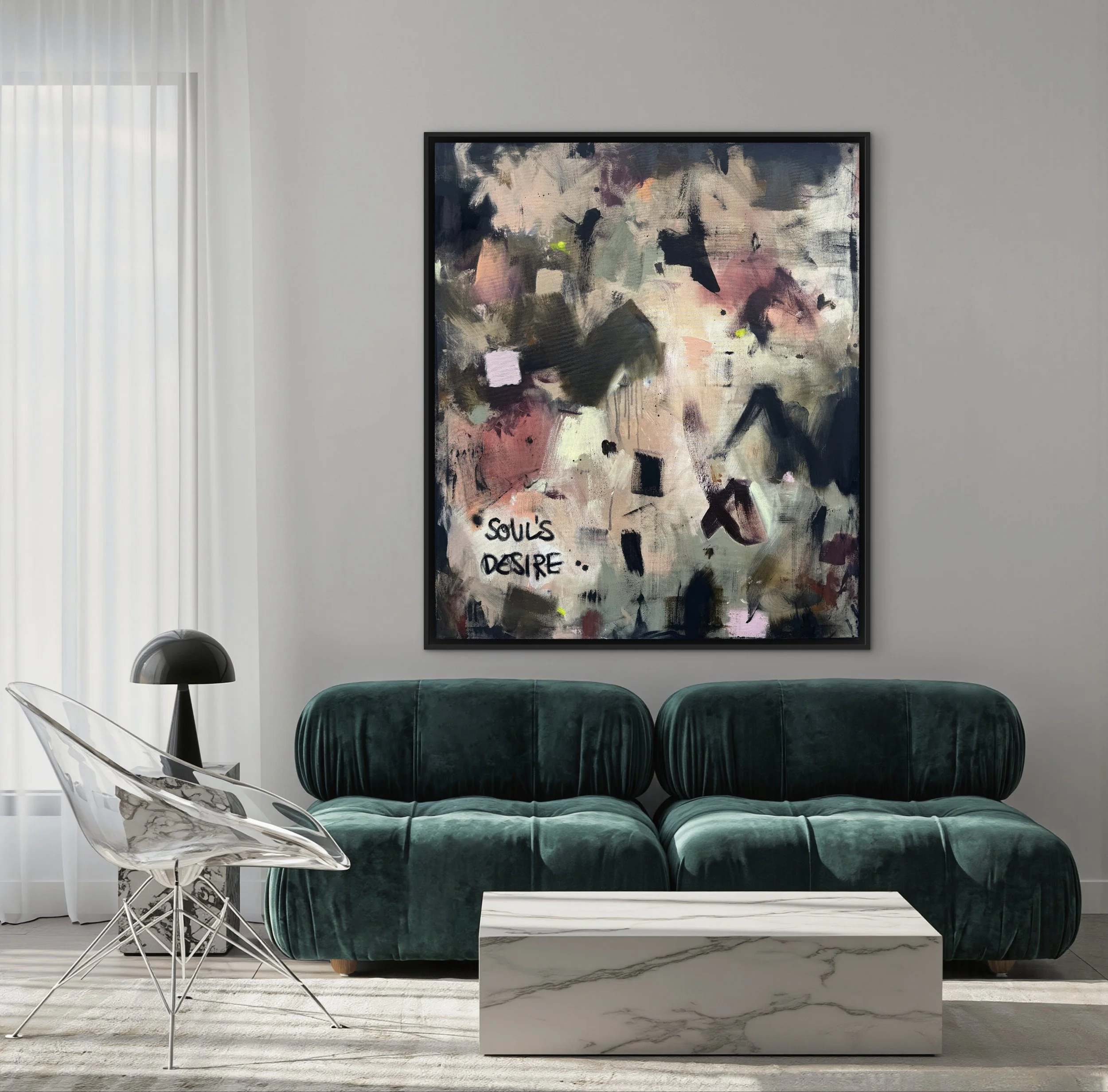 Moderner Wohnraum mit abstrakter Kunstdruck, grünem Samtsofa, Marmor-Couchtisch, Designer-Lampen und großen Fenstern mit weißen Vorhängen.