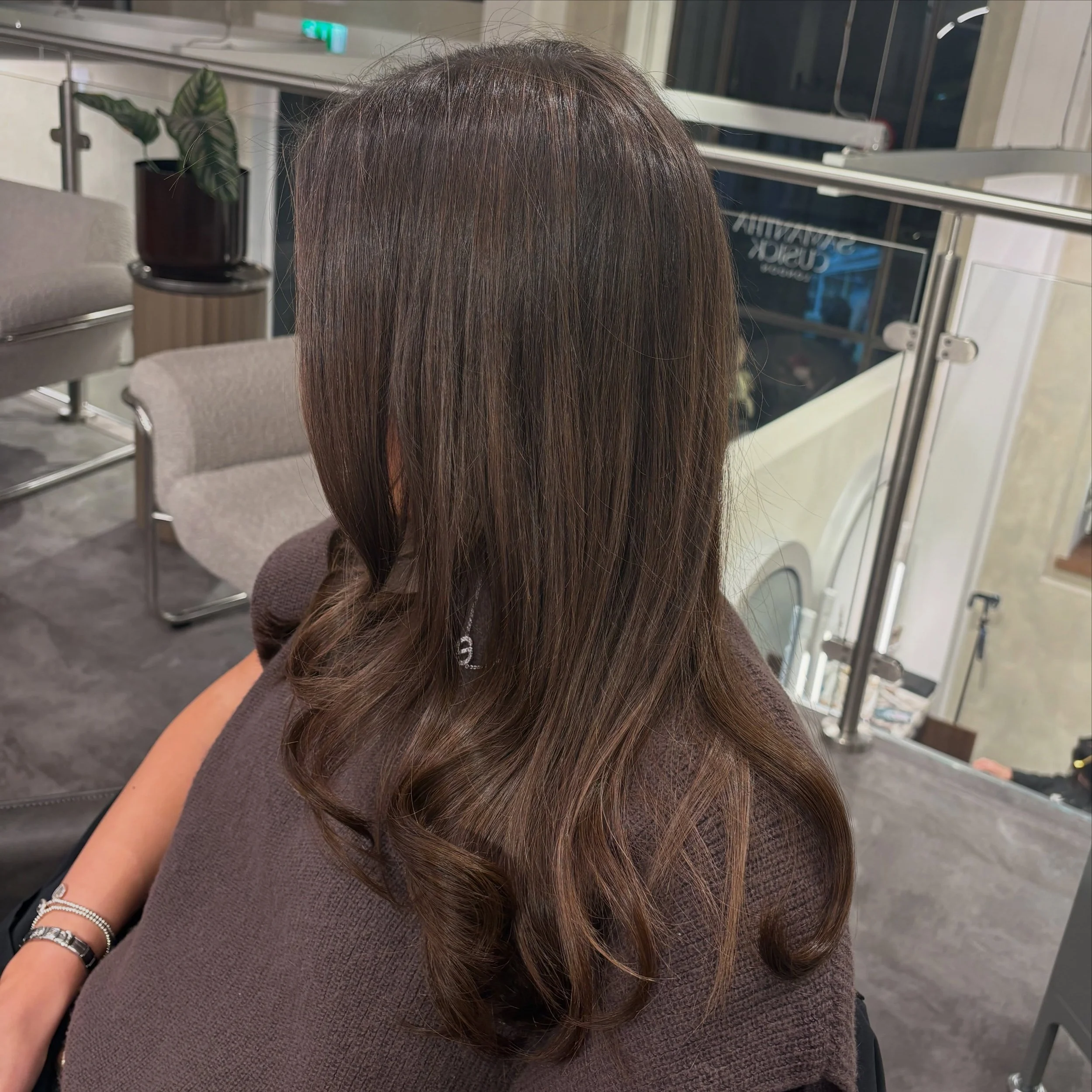 The power of just a half head of weft extensions is insaneee✨

@_hairbylottie&rsquo;s client came in with one very specific goal: thickness but kept natural, she wanted seamless undetectable extensions.

She already loved her length, so there was no 