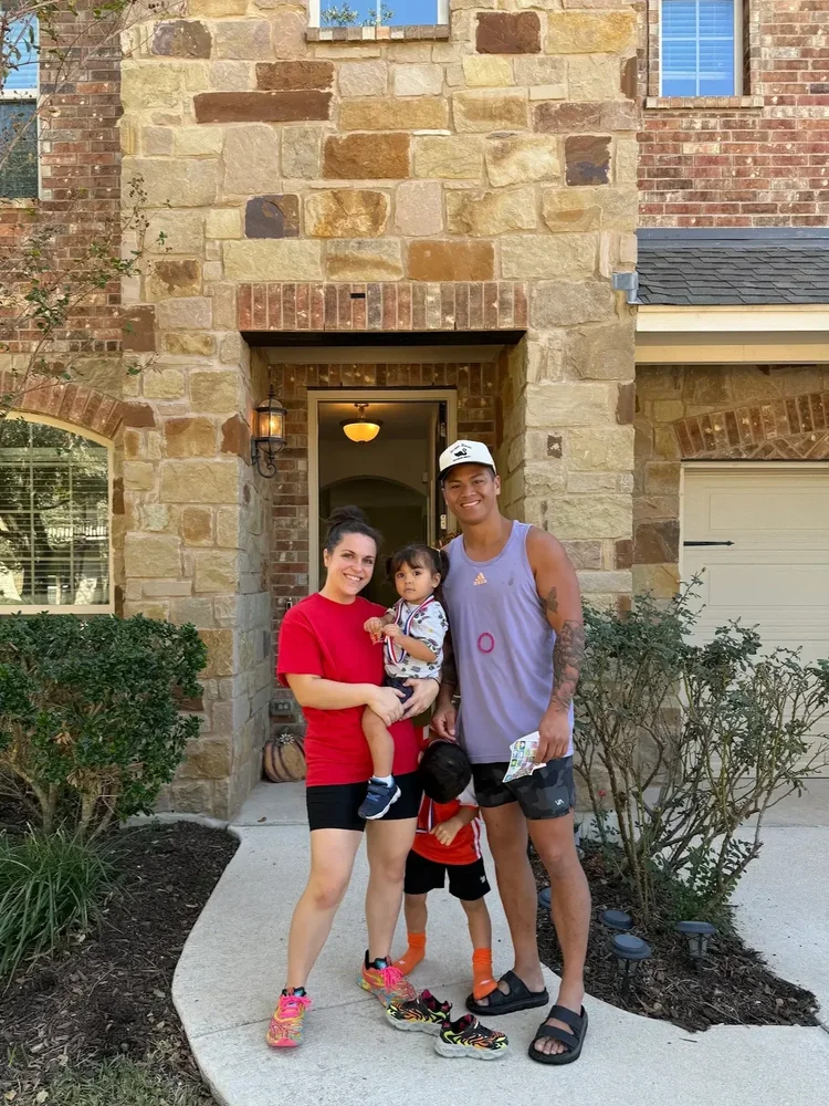 Gia đình khách hàng trước căn nhà mới ở Austin
