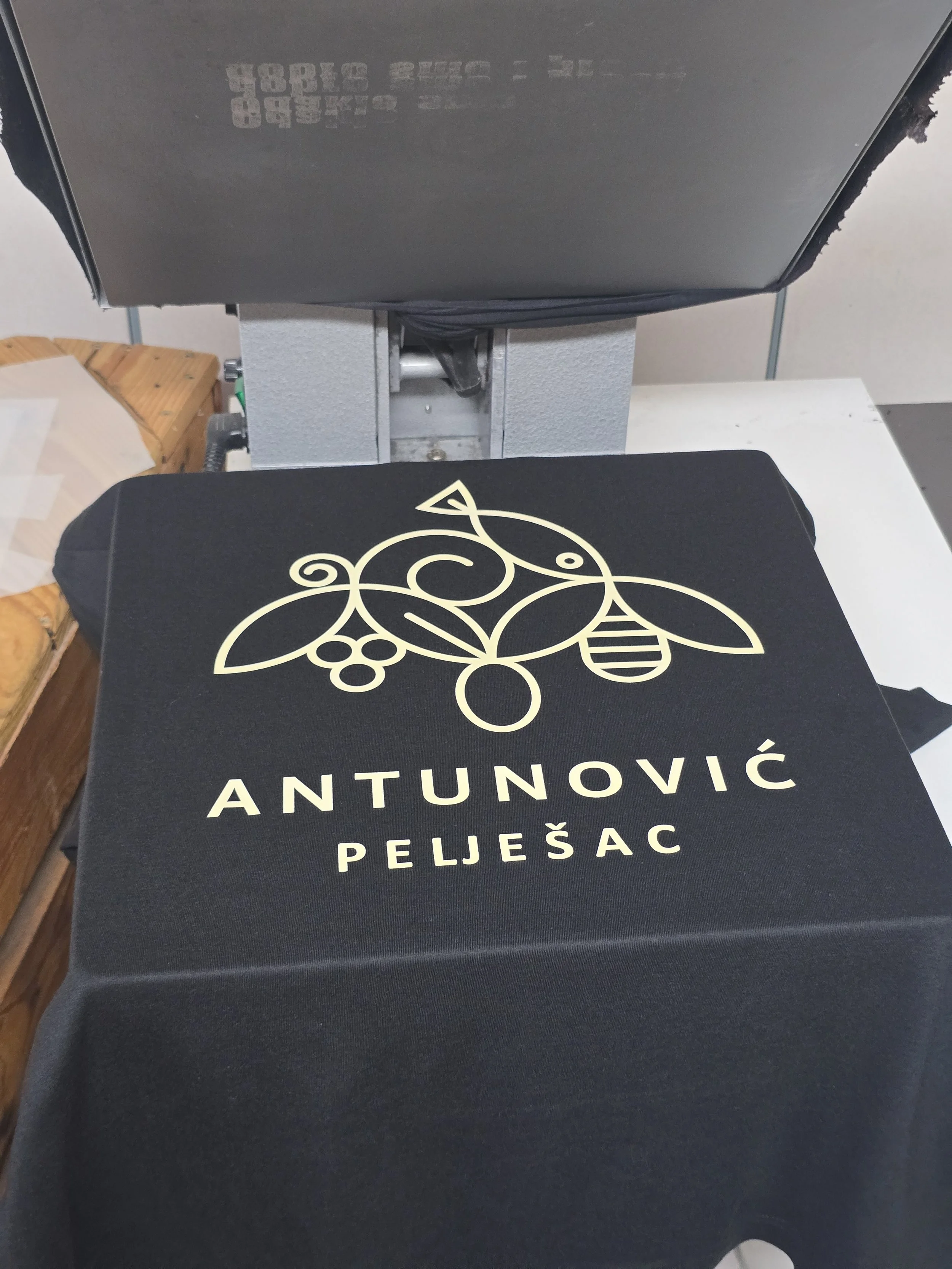 Black box with a gold floral design and the words 'Antunović Peјešac' written on it.