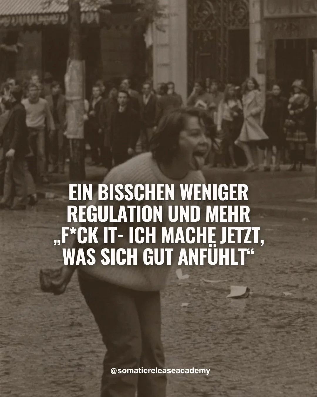 WE ARE MANY.
Das ist f&uuml;r jede Frau, die den Ruf sp&uuml;rt, lauter zu werden, echter zu werden und mehr SIE denn je. 
Die Heilung nutzt- nicht, um sich einen erneuten K&auml;fig aus Optimierung zu bauen- sondern um sich zu befreien.

Die ein gro