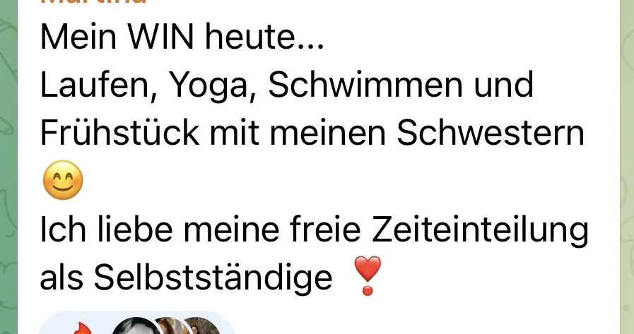 Der Text in dem Bild beschreibt einen Tag, an dem die Person laufen, Yoga machen, schwimmen gehen und frühstücken mit den Geschwistern liebt, insgesamt ein Tag, der Spaß und Freiheit bedeutet.