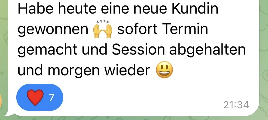 Screenshot eines WhatsApp-Texts in deutscher Sprache, der von einer Person geschrieben wurde. Der Text erwähnt, dass die Person heute eine neue Kundin gewonnen hat, einen Termin gemacht und eine Session abgehalten hat, die am nächsten Morgen wieder stattfindet. Der Text ist mit Emojis und einem Herzsymbol mit der Zahl 7 versehen.