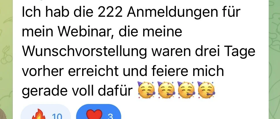 Screenshot eines Textes, der über die Anmeldungen für ein Webinar und die Feier vor drei Tagen berichtet, mit Emojis einer Party und einer Kuchengrafik.