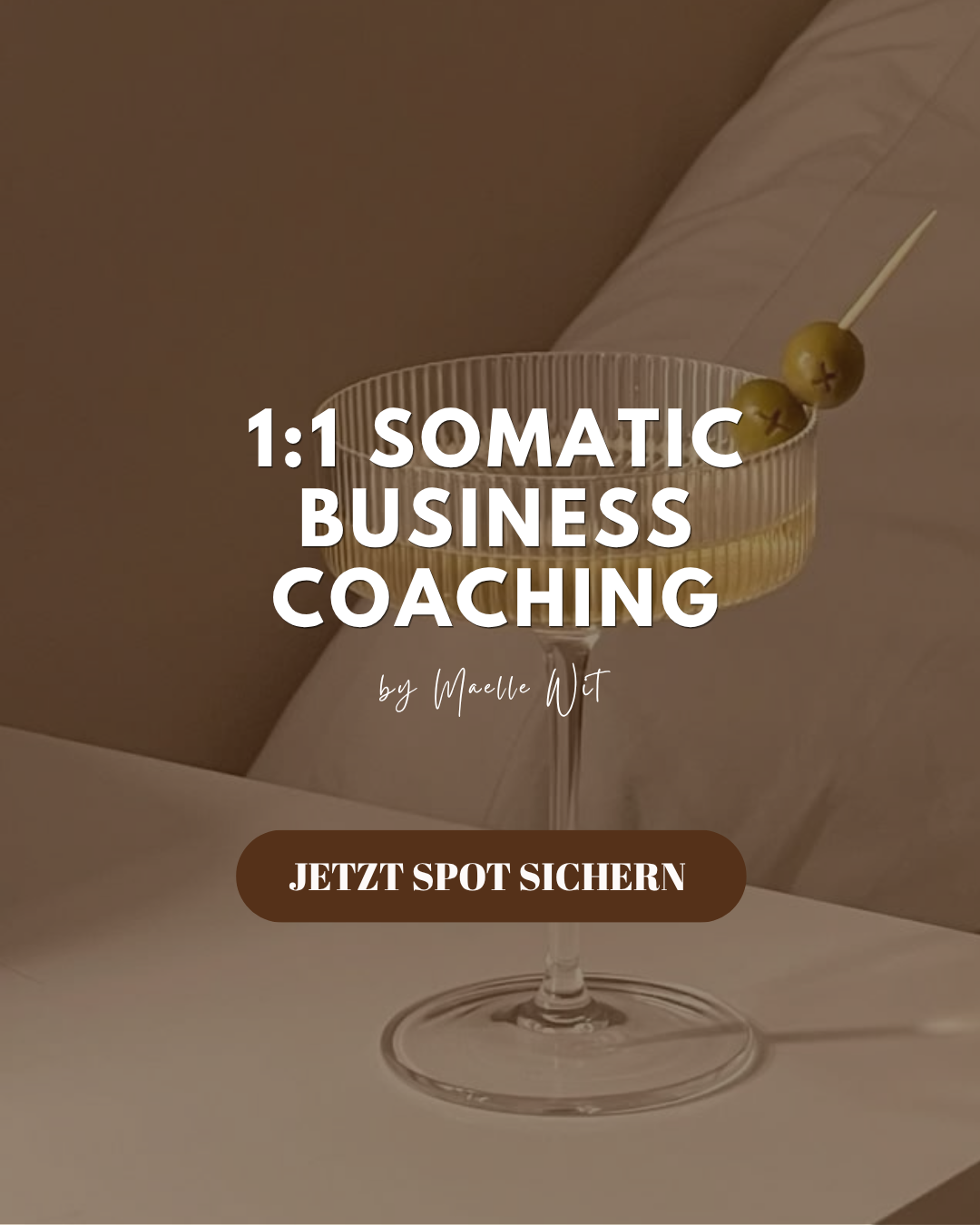 Werbetafel für 1:1 Somic Business Coaching mit einer elegant präsentierten Olive am Cocktailspieß, auf einem weißen Tisch vor einem beige hintergrund. Schriftzug: Jetzt Spot sichern.