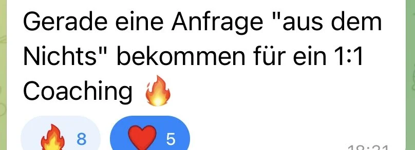 Screenshot einer Nachricht in einem Chat mit der deutschen Text: "Gerade eine Anfrage 'aus dem Nichts' bekommen für ein 1:1 Coaching" und Emojis eines brennenden Feuers, Herz und Likes.