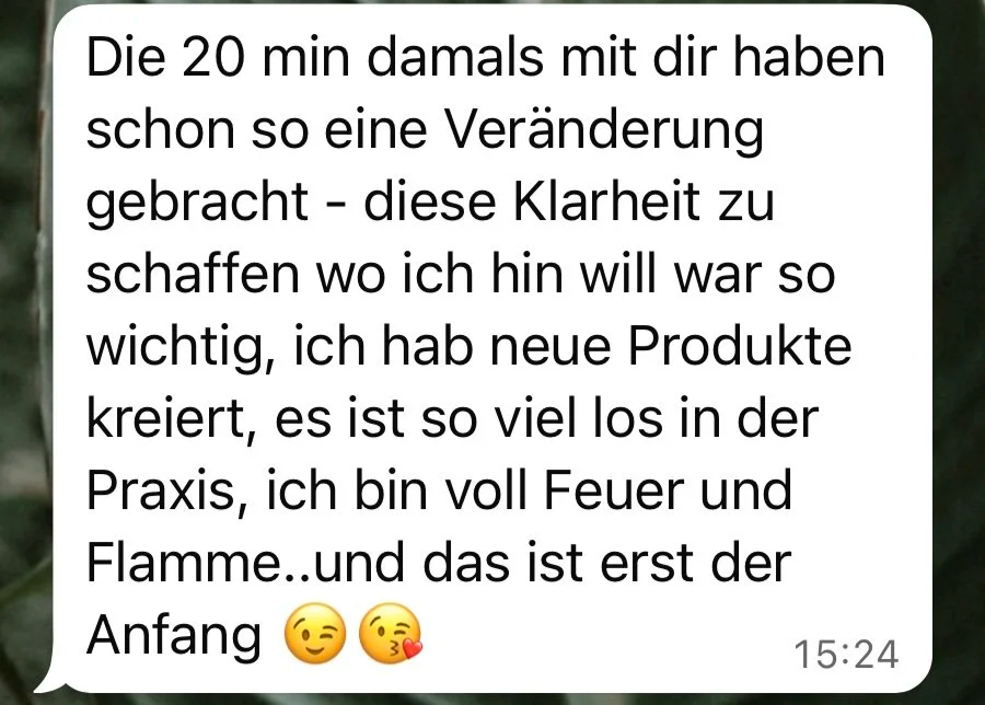 Textnachricht in einem Chat, in der jemand über die Veränderung der letzten 20 Minuten spricht, neue Produkte, Leidenschaft und den Anfang einer Entwicklung erwähnt, begleitet von zwei Kuss-Emojis.