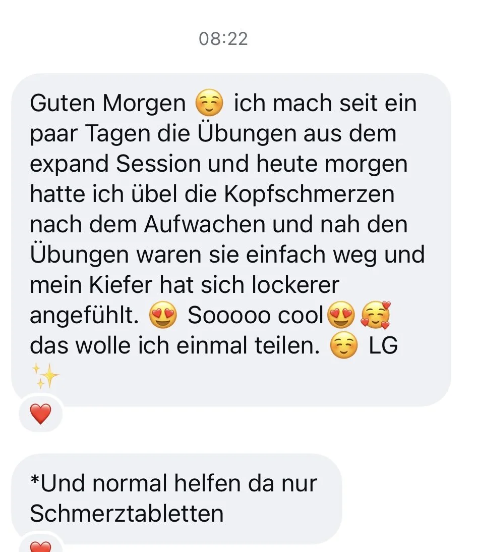 Screenshot eines WhatsApp-Chatverlaufes mit einer Nachricht, in der jemand über Übungen aus einer Session spricht, die Kopf- und Kieferschmerzen verursachten, und erwähnt, dass Schmerztabletten nur wenig helfen.