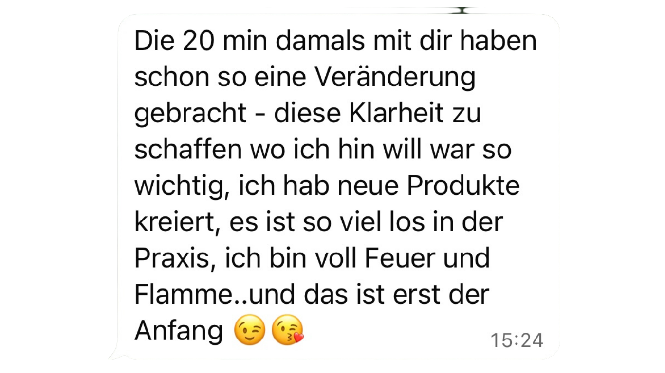 Screenshot eines WhatsApp-Chatbots mit einer Nachricht auf Deutsch, die über persönliche Veränderungen und neue Produkte spricht, mit Zeitangabe 15:24.