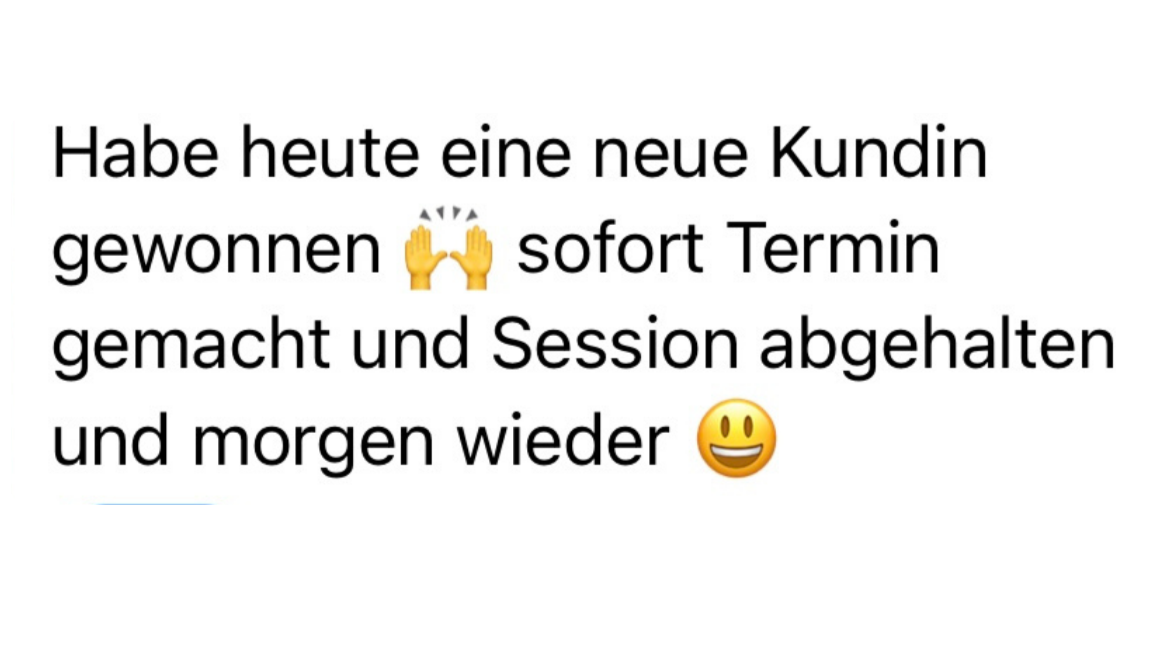 Screenshot eines Textes in deutscher Sprache mit Emojis, der eine freudige Nachricht über die Gewinnung eines Kunden, eine Terminvereinbarung, eine Session und den morgigen Tag enthält.