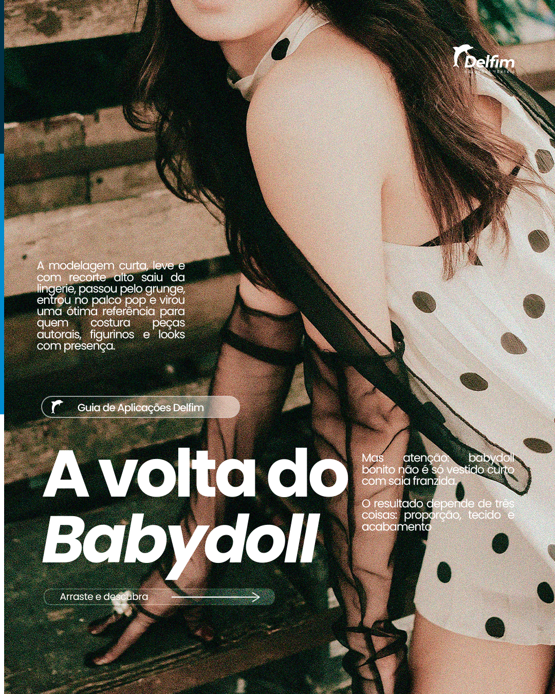 Imagem de uma modelo vestindo lingerie curta com saia franzida, com destaque para as pernas com meia arrastão e sapatos de salto fino, em um ambiente com fundo de madeira.