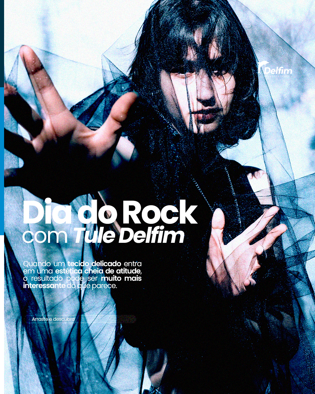 Imagem de uma mulher com cabelo preto, usando roupas e acessórios escuros, envolta em uma cortina de tecido transparente, com texto em português sobre o Dia do Rock com Tule Delfim.