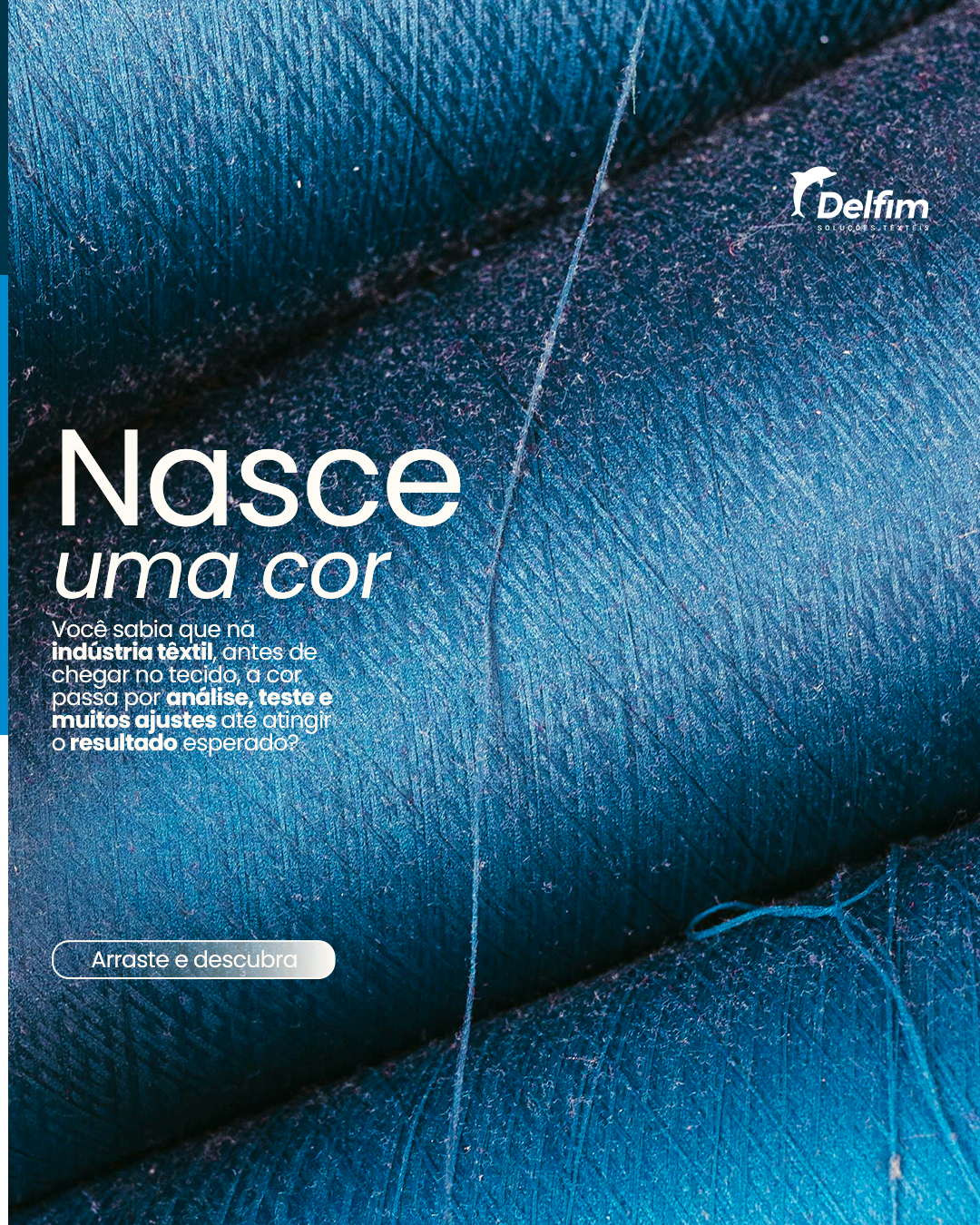 Imagem de uma amostra de tecido azul com texturas visíveis, acompanhada de texto em português sobre a indústria têxtil, cores, análise, testes e ajustes para obter o resultado desejado, com o logotipo da Delfim no canto superior direito.
