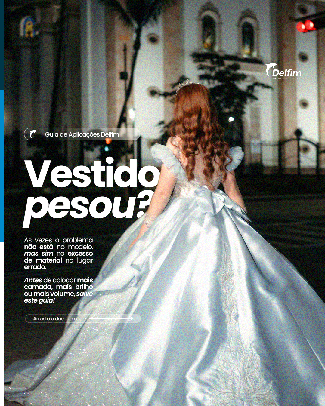 Rapaz vestido de príncipe ou noivo com traje branco, de costas, em frente a uma igreja, com árvores ao fundo, durante a noite.