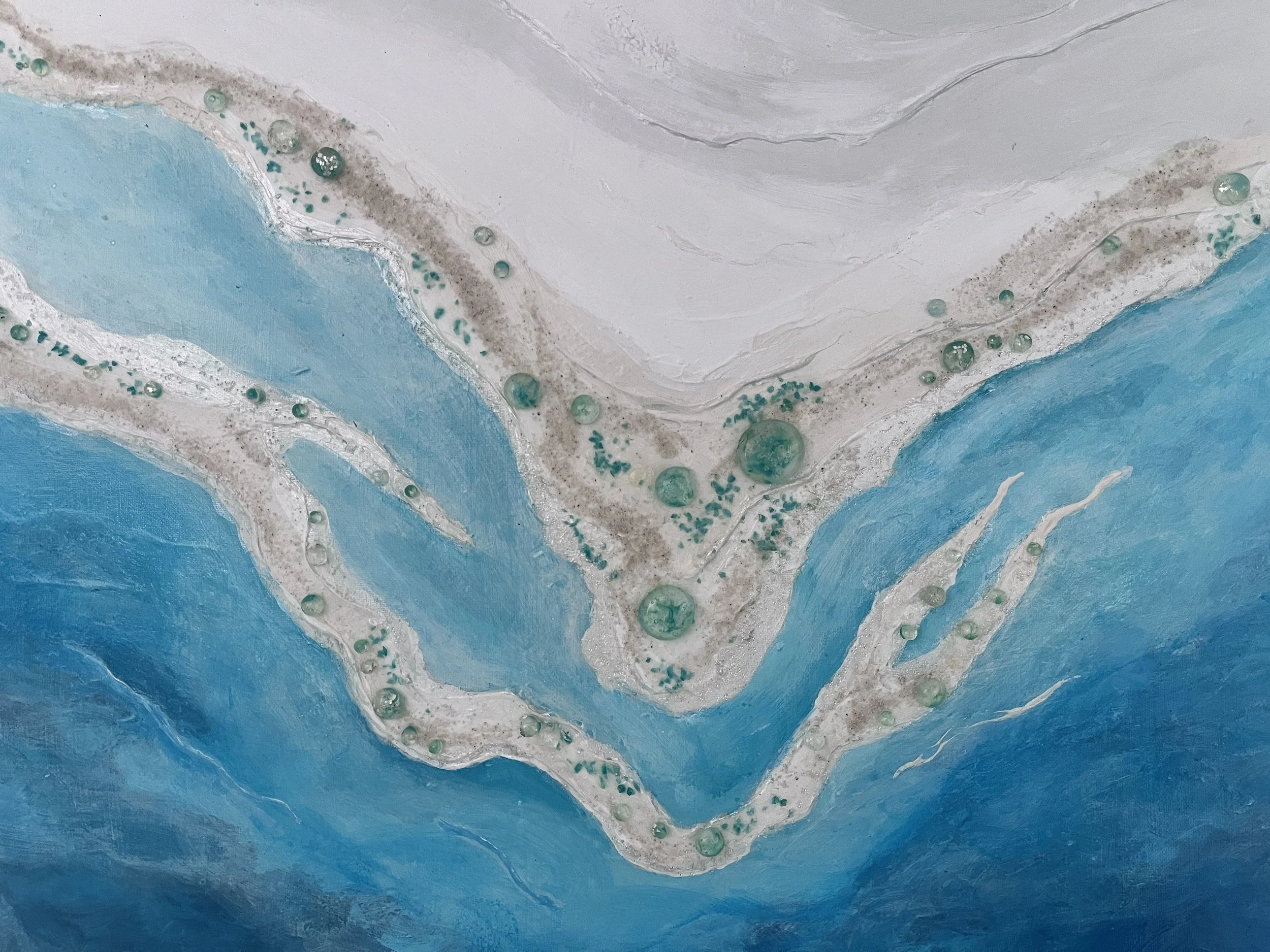 Une peinture abstraite avec des vagues de couleur bleue, blanc et beige, avec des œufs ou billes vertes dispersées sur la surface.