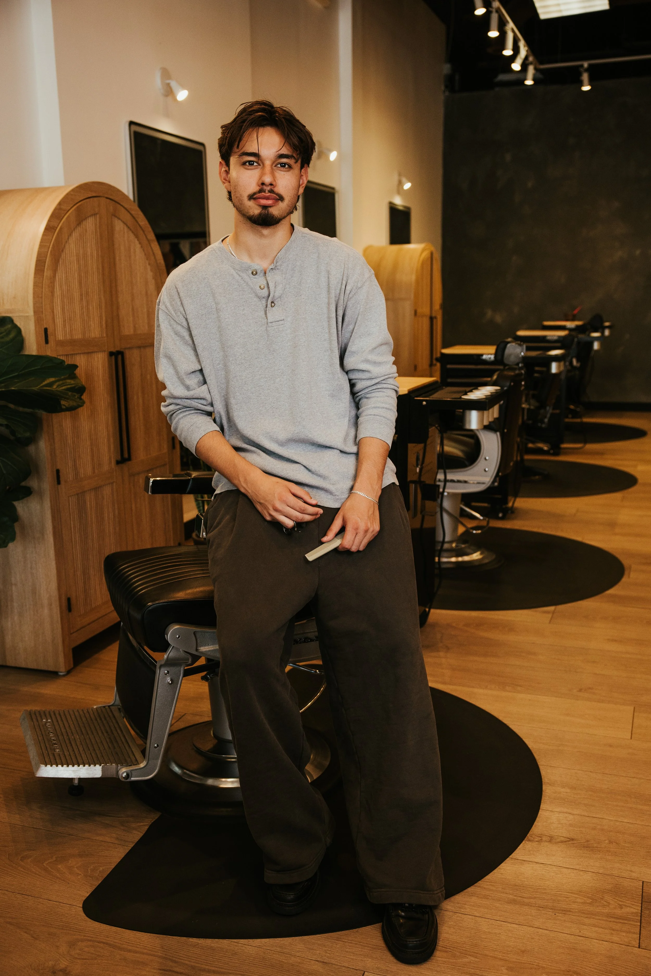 profile picture for young barber Matheo Chiriboga