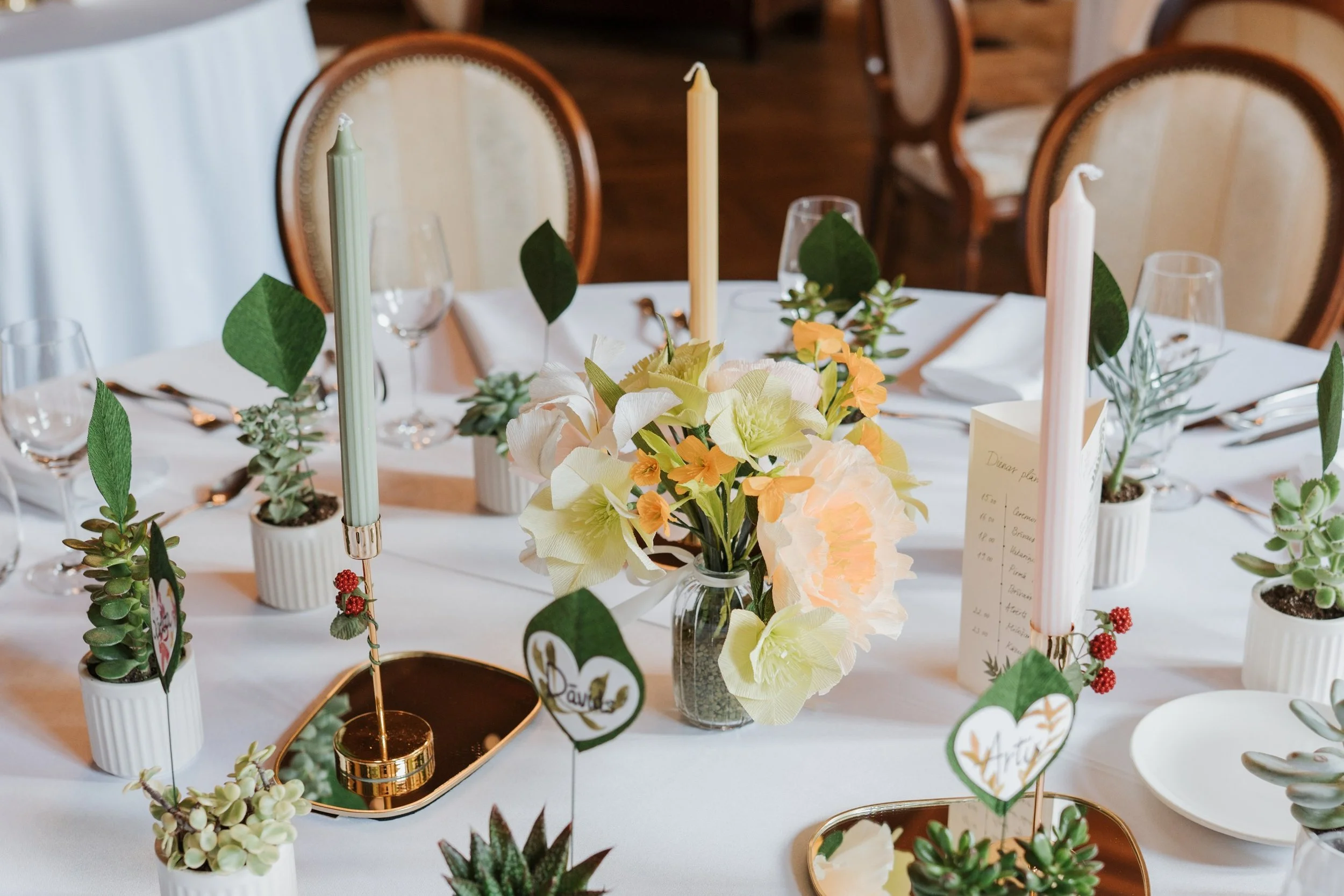 Wedding day photo of the paper flower set