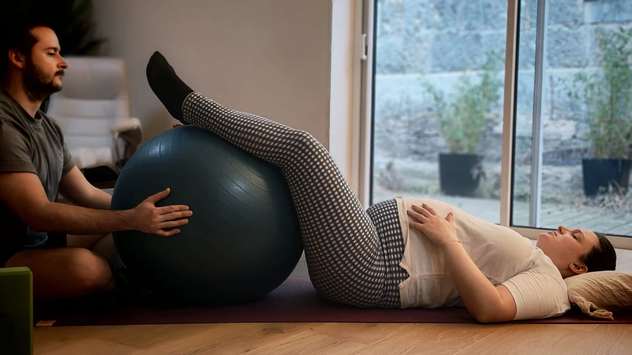 Couple faisant du yoga prénatal