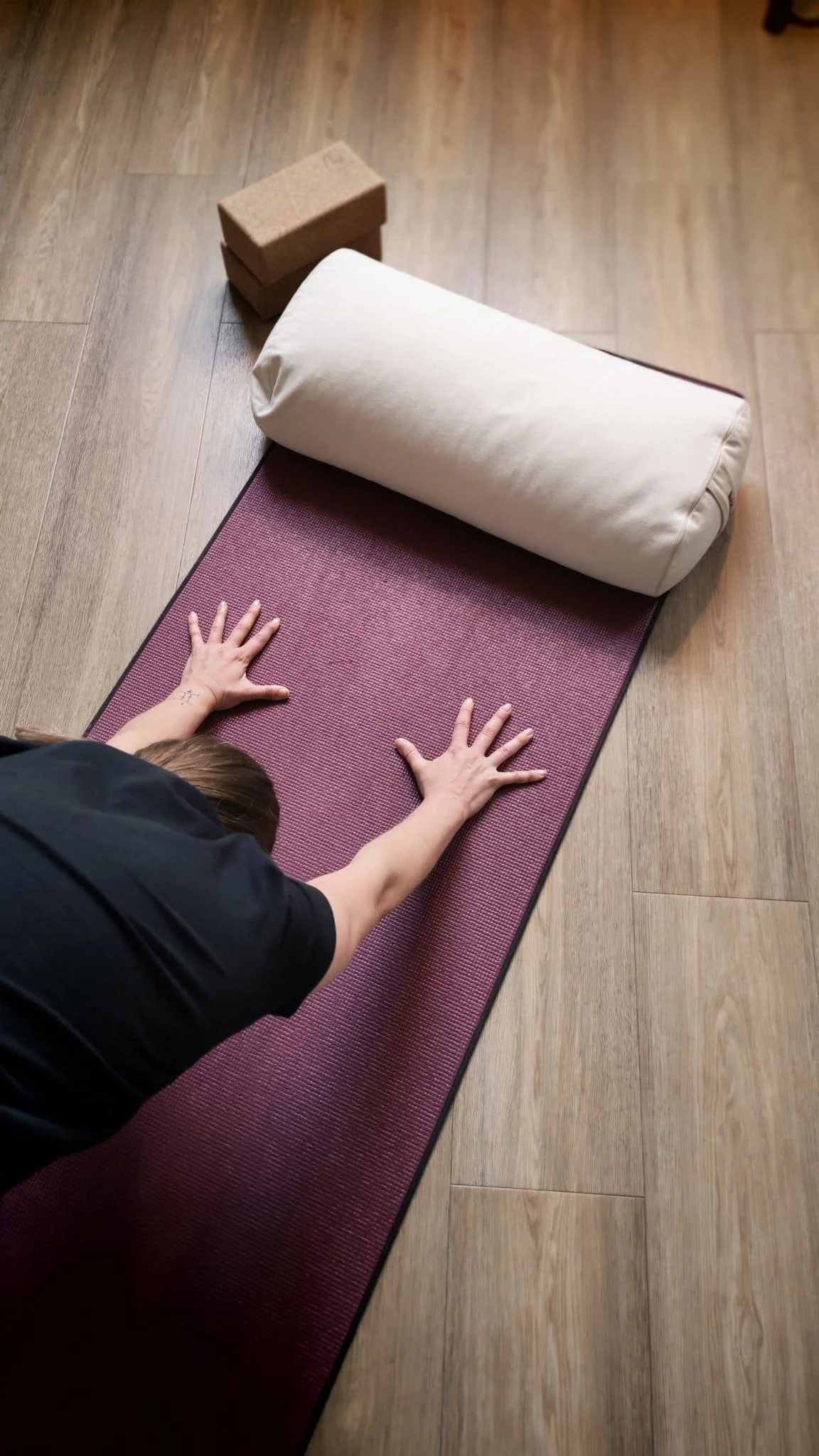 Laura en position de yoga chien tête en bas