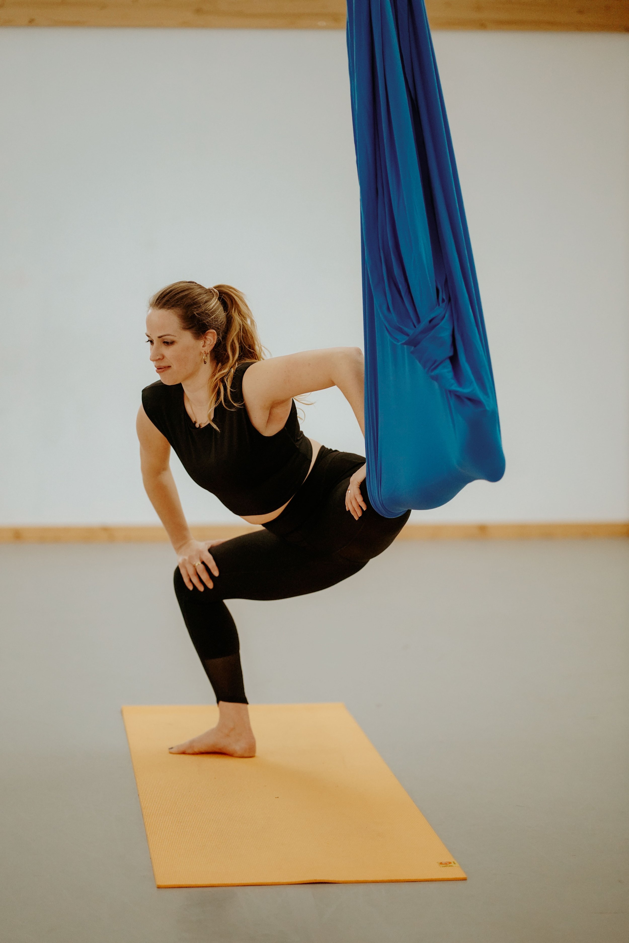Cours de fly yoga par Laura