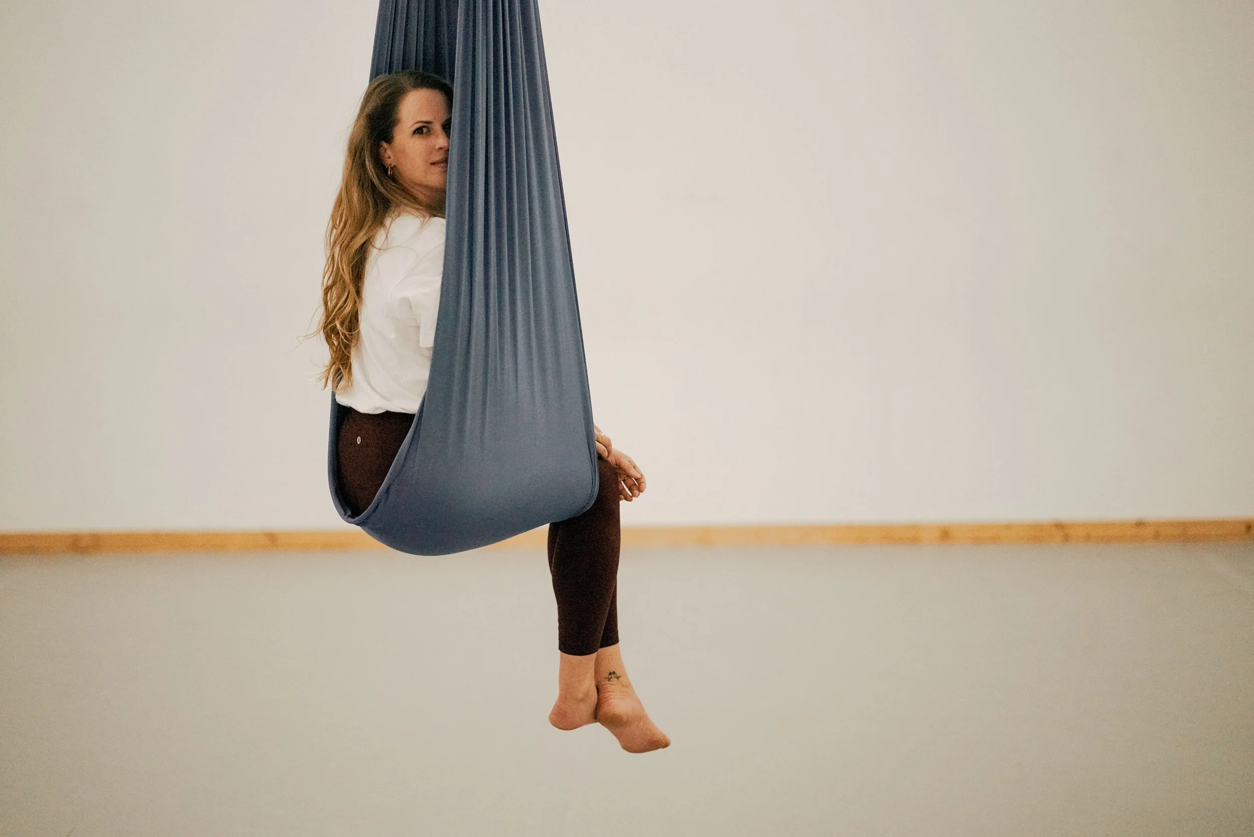 Laura AHORA dans le tissu de yoga aérien