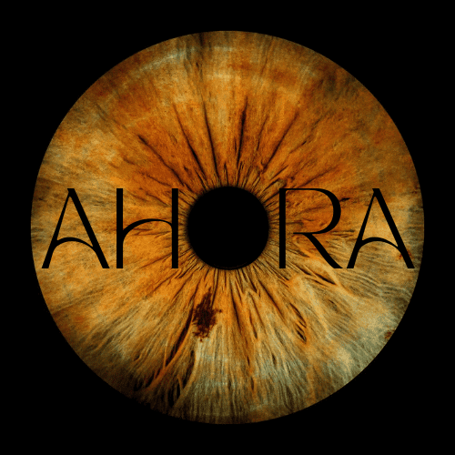 Une image représentant un œil humain vu de face avec la pupille noire au centre, entourée d'iris de couleur marron et de pupilles dessinées striées, avec le mot « AHO Ra » écrit en grand en superposition.