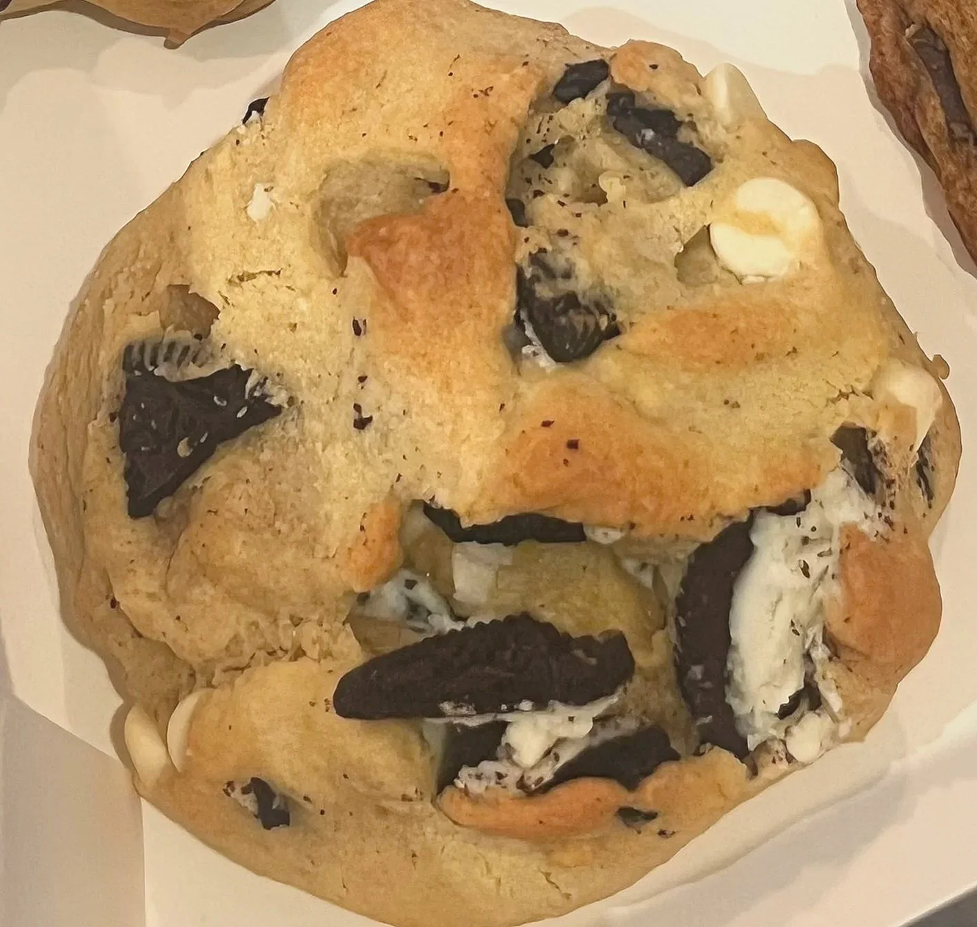 Cookies & Cream Cookie
--
A soft vanilla cookie packed with chunks of chocolate sandwich cookies, stuffed with a luscious cookies-and-cream filling, and finished with creamy white chocolate. Every bite is rich, velvety, and loaded with cookies-and-cr