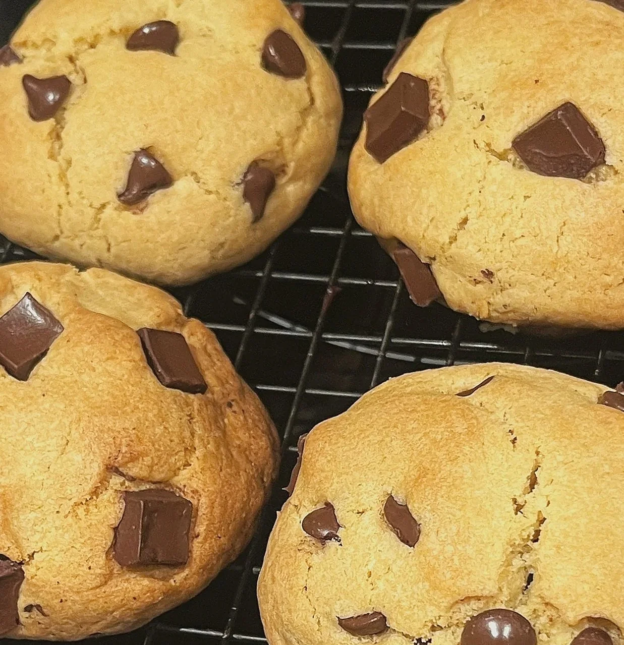 Nutella Stuffed Cookie
--
A soft chocolate chip cookie hiding a molten Nutella center that melts with every bite. Rich, indulgent, and made for true chocolate lovers.