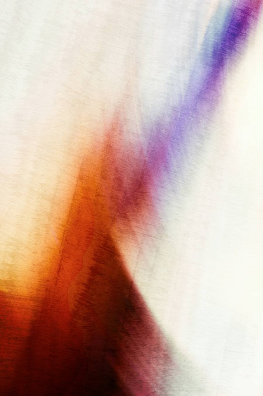 Abstracte afbeelding met mengen van rood, geel, paars en blauw kleuren, met een textuur die op een schilderij lijkt.