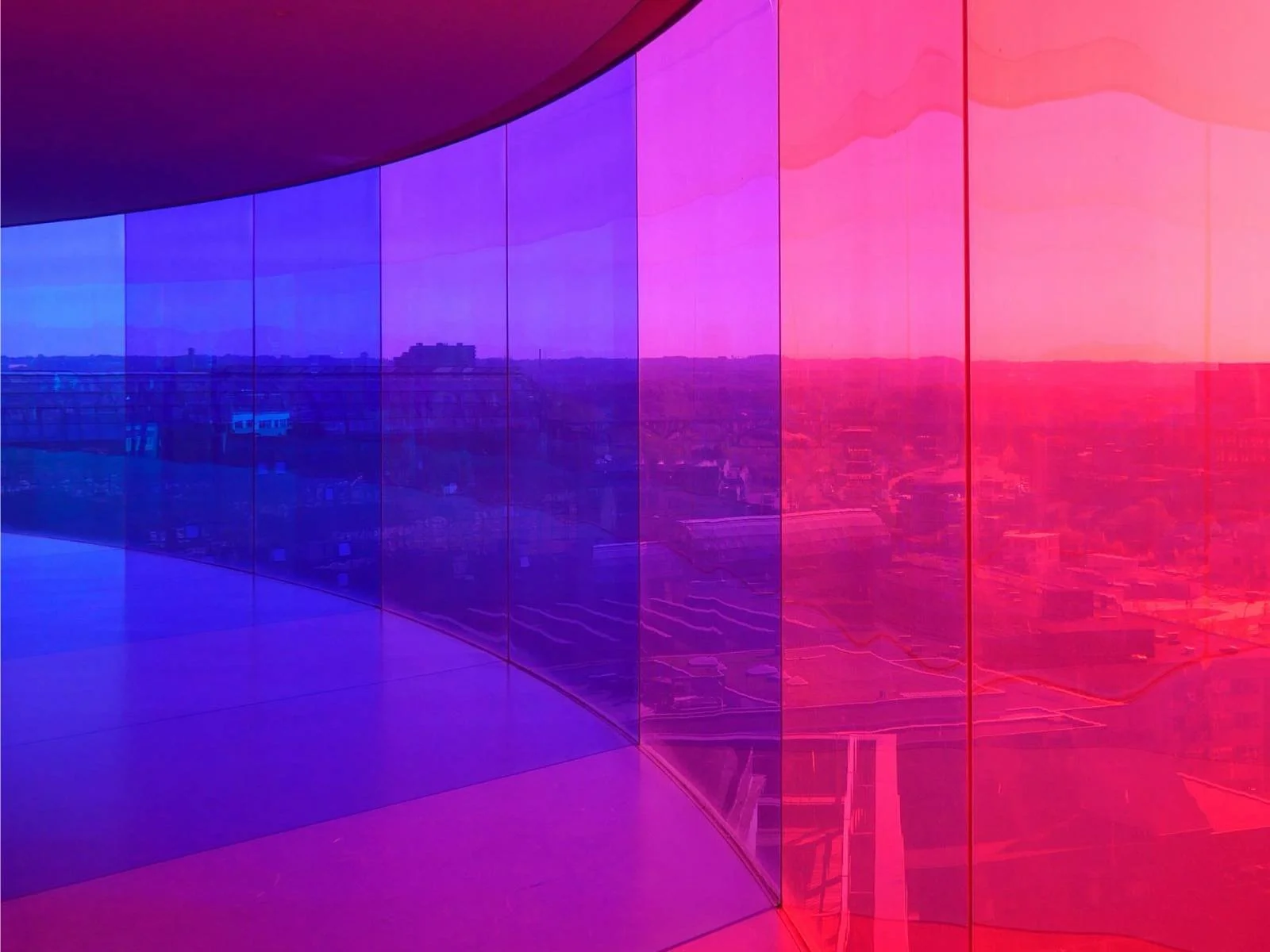 gekleurde-glazen-wand-blauw-rose