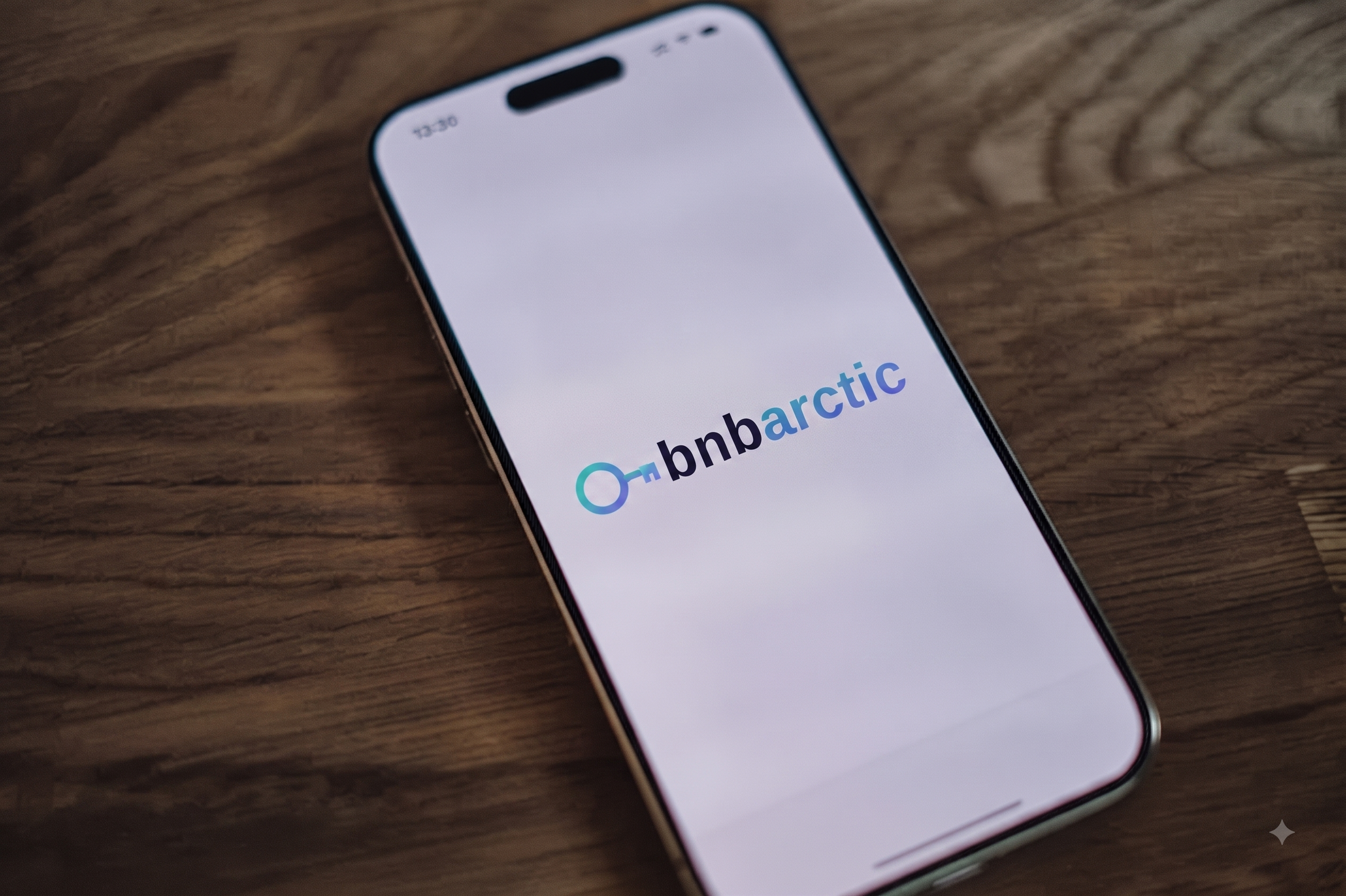 Smarttelefon på treverk med BN Arctic logo på skjermen.