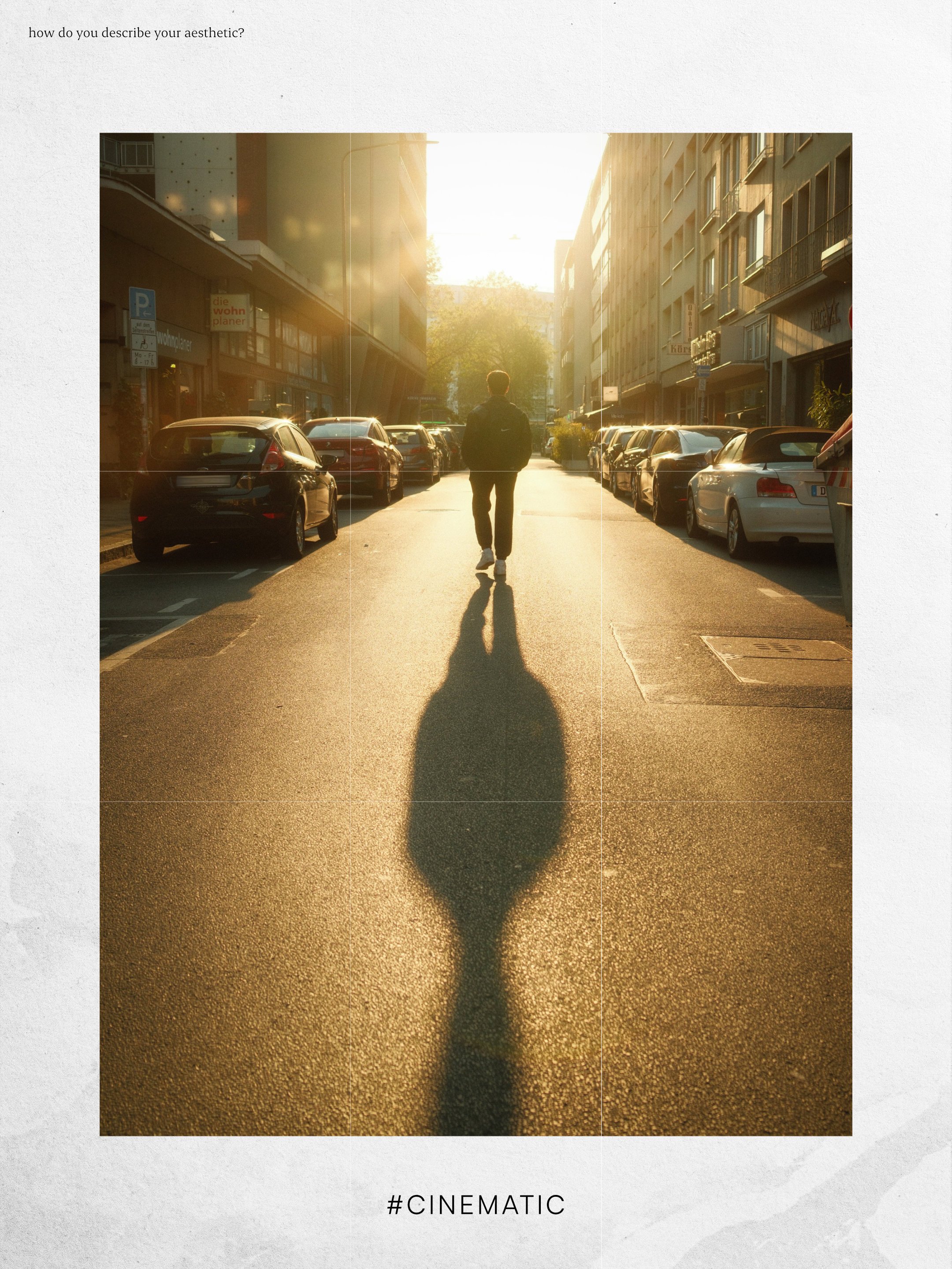 Straße in der Stadt bei Sonnenuntergang mit einem einzelnen Fußgänger, einigen Autos und Gebäuden auf beiden Seiten, Sonnenlicht und Schatten