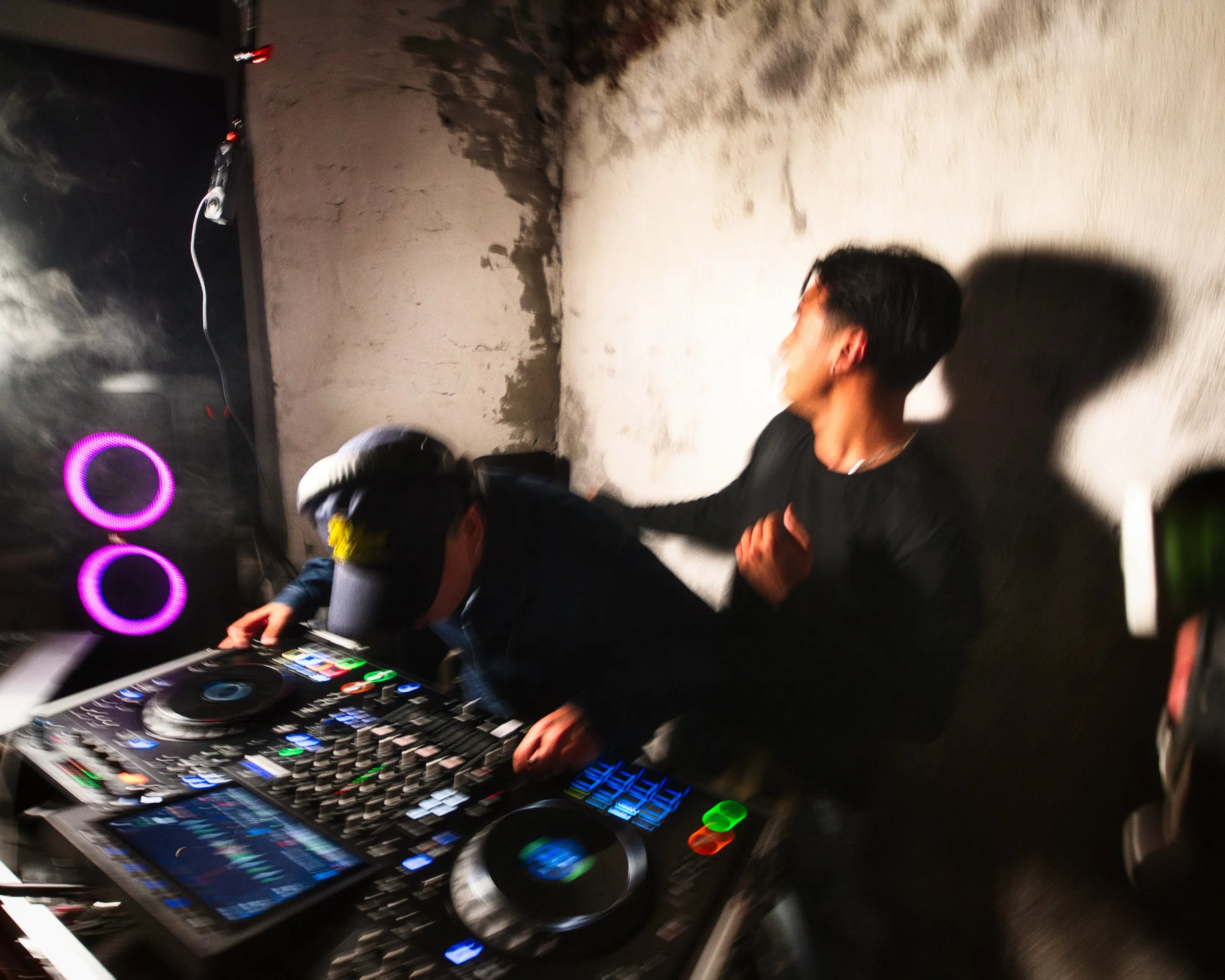 Ein DJ legt auf einem DJ-Controller auf