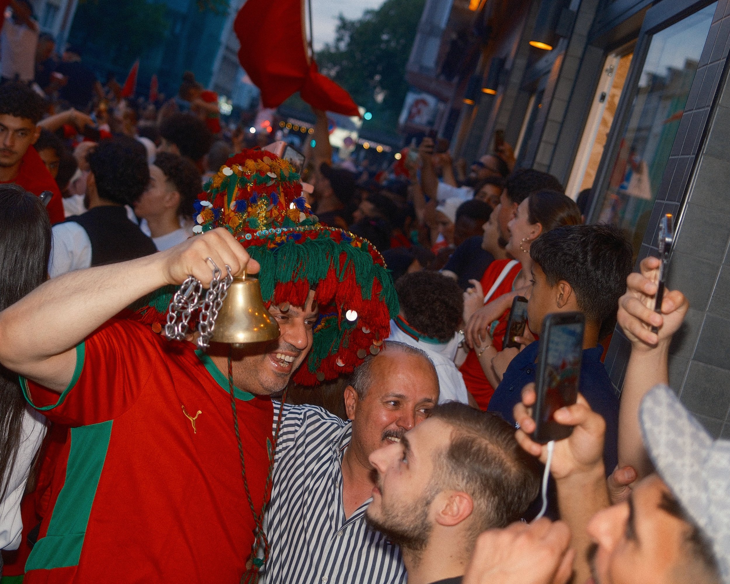 Menschen feiern bei einer Parade oder Feier
