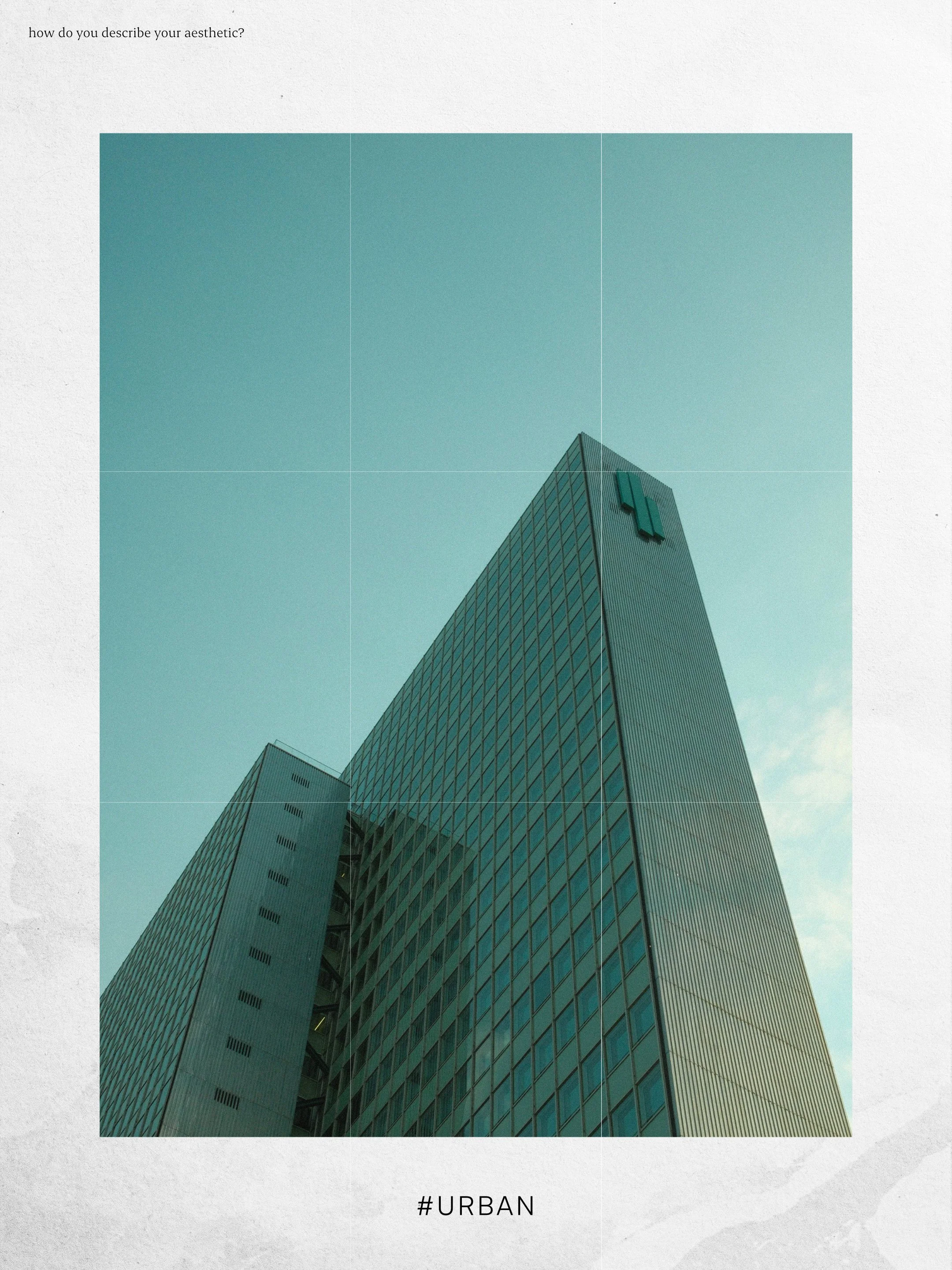 Ein modernes Hochhaus in einer urbanen Umgebung, fotografiert von unten nach oben. Der Himmel im Hintergrund ist leicht bewölkt