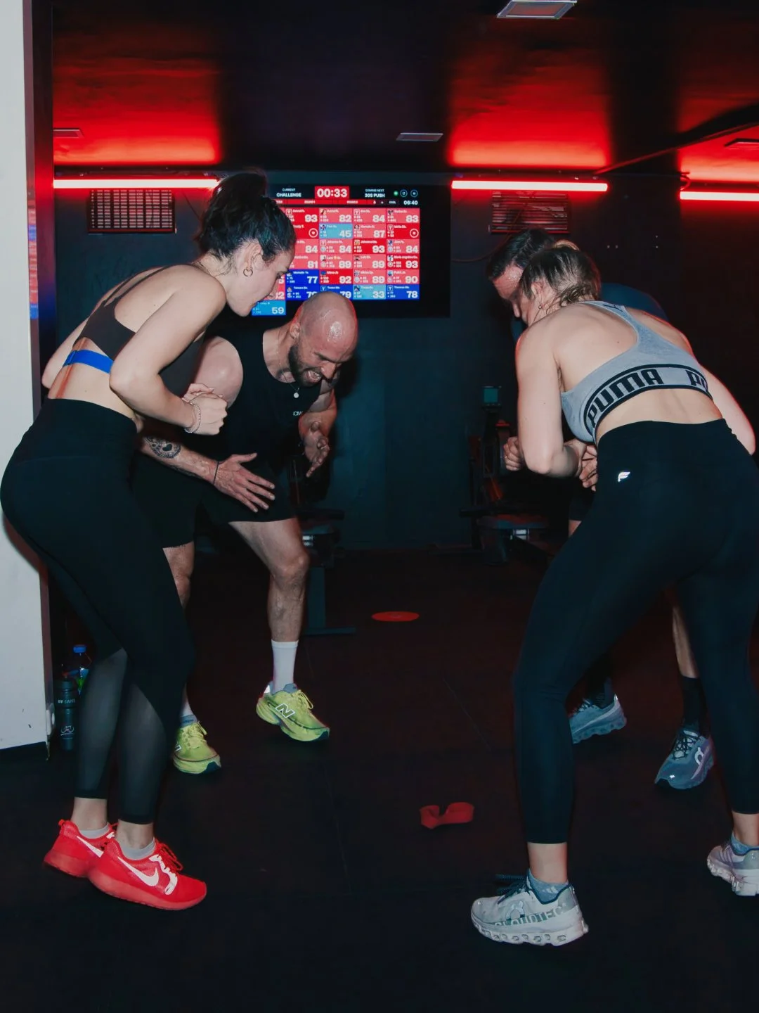 Vier Personen beim Group Fitness Workout im Fitnessstudio