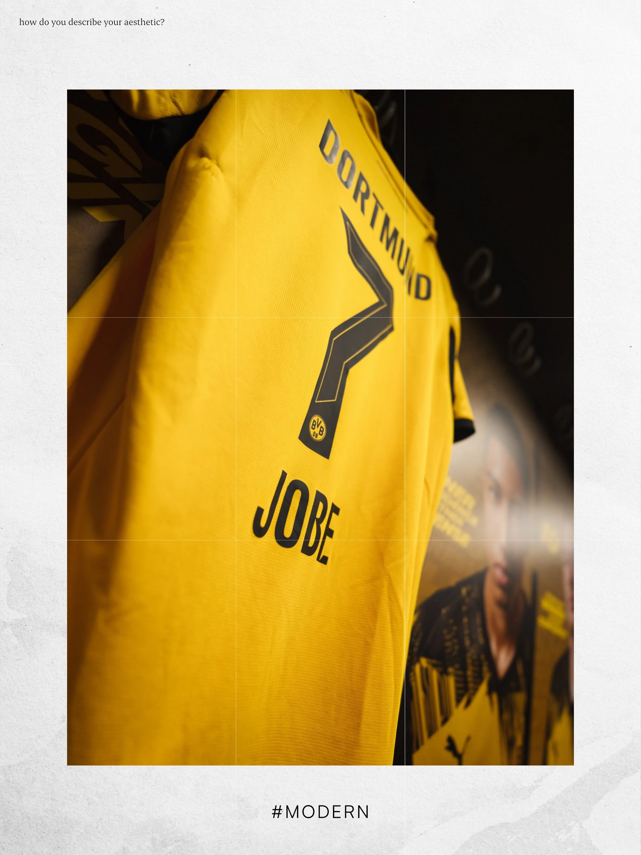 Nahaufnahme eines gelben Borussia Dortmund Trikots mit schwarzem Logo und Schriftzug