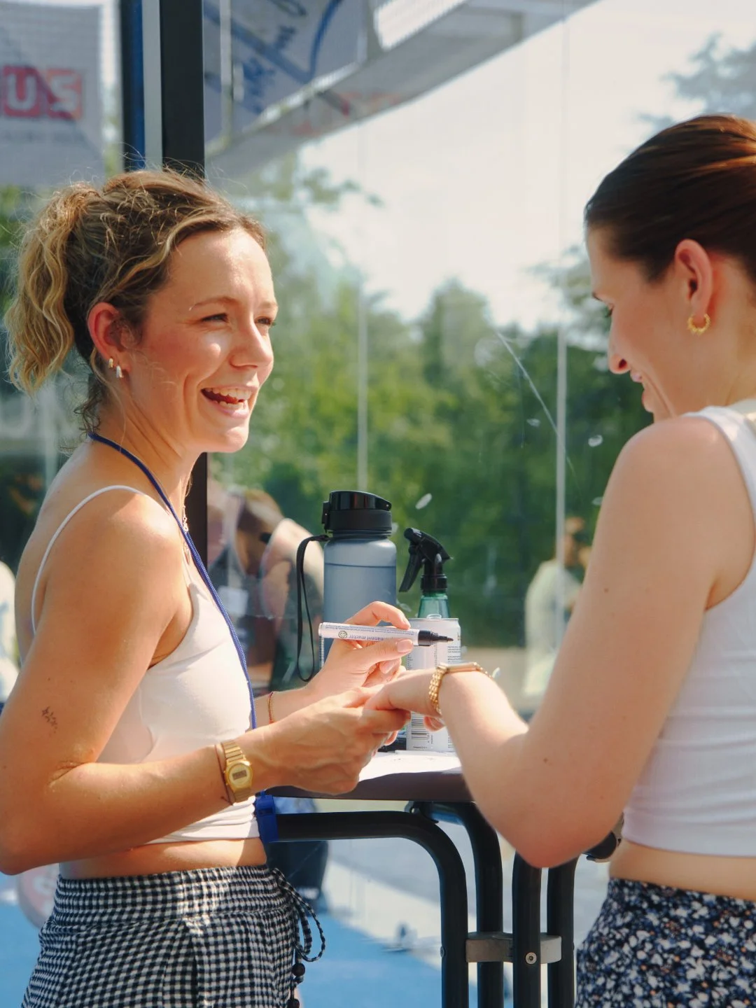 Zwei Frauen beim Padel im Freien
