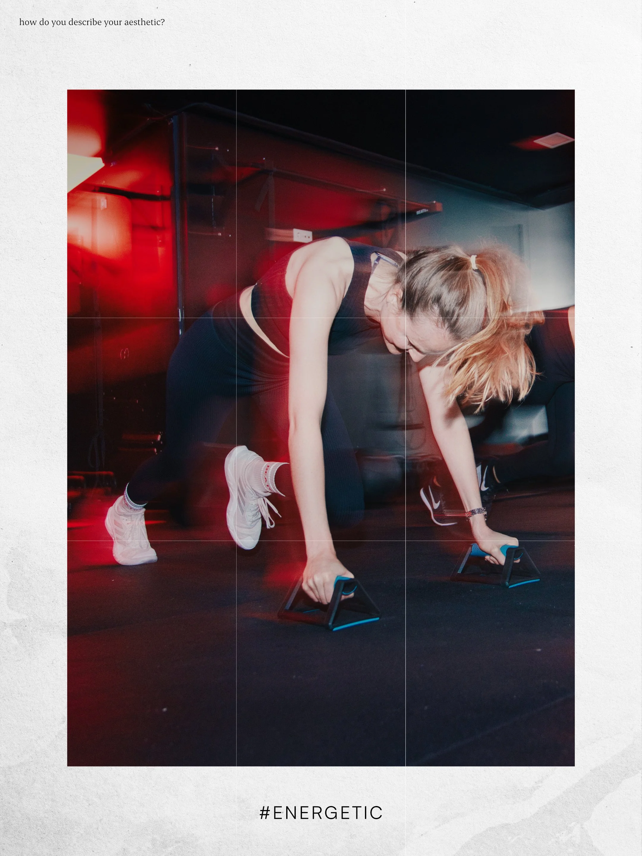 Eine Frau trainiert in einem Fitnessstudio, die in die Hocke geht und sich auf ihre Hände stützt, während sie auf einem Fitnessgerät steht. Die Szene ist dynamisch und energetisch, dominiert von roten und schwarzen Farben